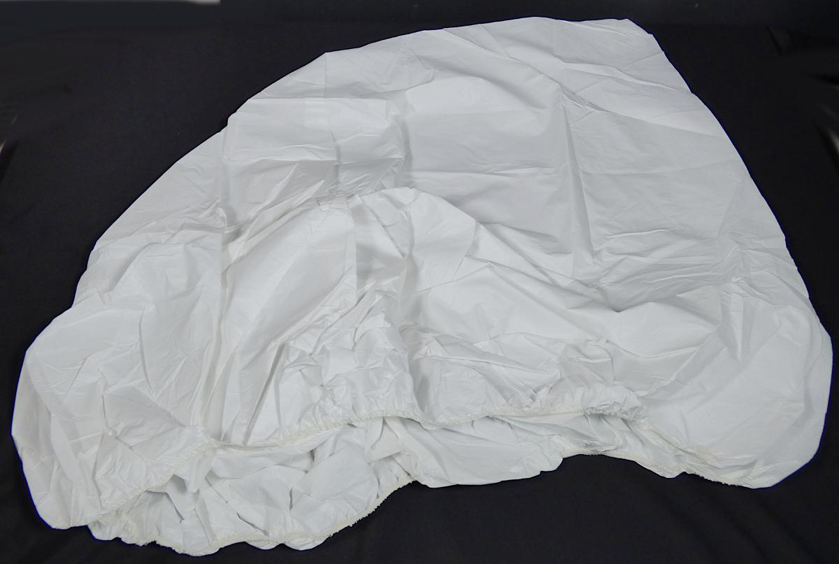 Radabdeckung, sog. CoverStar® Radabdeckung, Art. CRADT, Foto siehe Anlage,
- dreidimensional, annähernd der Form eines PKW-Reifens angepasst; unten offen,
- aus ca. 0,3 mm dicken, einseitig (Außenseite) mit einer Kunststofffolie (kein Zellkunststoff)
  laminierten Vliesstoffen der Position 5603 aus laut Antrag Polypropylen (synthetische Chemie-
  fasern),
- am Rand teilweise mit einem eingenähten, elastischen Band verengt (u. a. dadurch konfek-
  tioniert).

"Andere konfektionierte Ware (Radabdeckung), aus Spinnstoffen, aus Vliesstoffen"