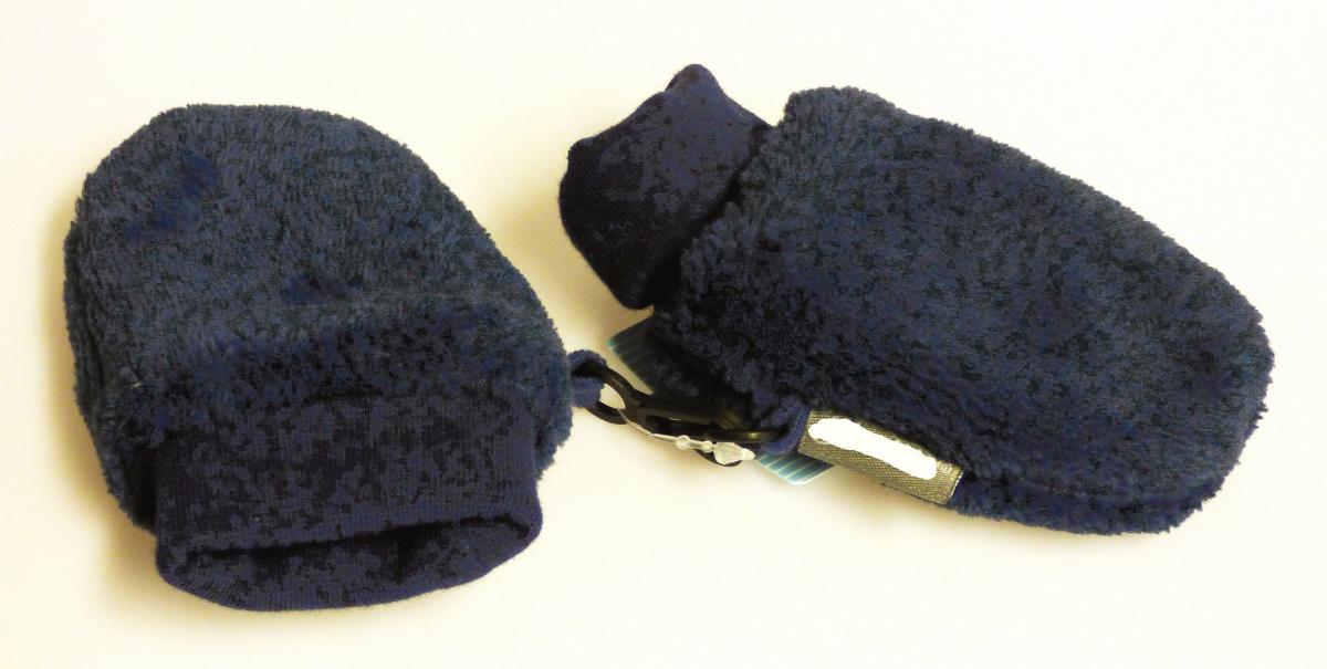 Handschuhe, sog. Babyhandschuh, Artikel 4301401, Größe 0, Foto siehe Anlage,
- an einer bedruckten Pappkarte und einem Kunststoffaufhänger befestigt,
- in Form von Fausthandschuhen ohne ausgearbeiteten Daumen, mit einer Handlänge (ohne Rand) von
  ca. 8,5 cm,
- aus einfarbigen Plüschgewirken aus laut Antrag 100 % Polyester (synthetische Chemiefasern),
- gefüttert,
- mit einer ca. 5 cm breiten, elastischen, doppelt gearbeiteten Stulpe,
- aufgrund der Form (ohne ausgearbeiteten Daumen) und der Größe für Kleinkinder mit einer Körper-
  größe von bis zu 86 cm bestimmt.

"Bekleidungszubehör, aus Gewirken, für Kleinkinder, aus synthetischen Chemiefasern, Handschuhe"