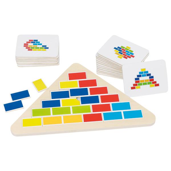 Nach den Angaben der Antragstellerin sowie der vorliegenden Abbildung handelt es sich bei dem sog. "Art. 57924 - Segmentpuzzle Dreieck" um ein charakterverleihend aus Holz gefertigtes Puzzle,
- aus einer annähernd dreieckig gestalteten Grundplatte aus Holz,
-- mit den max. Abmessungen von etwa 25,5 cm x 15,5 cm x 0,7 cm,
-- vertieft gearbeitet, mittig mit einer kreisförmigen Aussparung versehen und mit farbig (rot, orange, gelb,
   grün, hellblau und dunkelblau) gestalteten Rechtecken bedruckt,
- 10 Segmentpuzzleteilen aus Holz in sechs verschiedenen Ausführungen,
-- bestehend aus einem Rechteck bzw. zwei oder drei fest miteinander verbunden Rechtecken,
-- in unterschiedlichen Anordnungen und
-- in unterschiedlichen Farben,
- 20 sog. "Vorlagetafeln" aus Holz,
- beidseitig jeweils mit einem mit Folie überzogen Papierzuschnitt beklebt,
-- auf der einen Seite mit blauen, unterschiedlich angeordneten Rechtecken bedruckt; dient als
   Aufgabenseite,
-- auf der anderen Seite mit den entsprechenden farbigen Rechtecken bedruckt; dient als Lösungsseite,
- ohne Hinweise auf eine Fertigung in Handarbeit,
- dient der spielerischen Unterhaltung von Kindern ab vier Jahren,
- mit einer Anleitung in einem farbig bedruckten Pappkarton für den Einzelverkauf aufgemacht.

Die einzelnen Segmentpuzzleteile sollen in der Anfängervariante entsprechen der Vorgabe in die Grundpuzzleplatte eingelegt werden. Als Steigerung werden die Segmentpuzzleteile gemäß der sog. "Vorlagetafeln" (Aufgabenseite) ausgelegt. Durch Umdrehen der sog. "Vorlagetafel" (Lösungsseite) wird das Ergebnis überprüft.

Die Ware ist zolltarifrechtlich als "Puzzle, aus Holz, nicht handgearbeitet" einzureihen.
