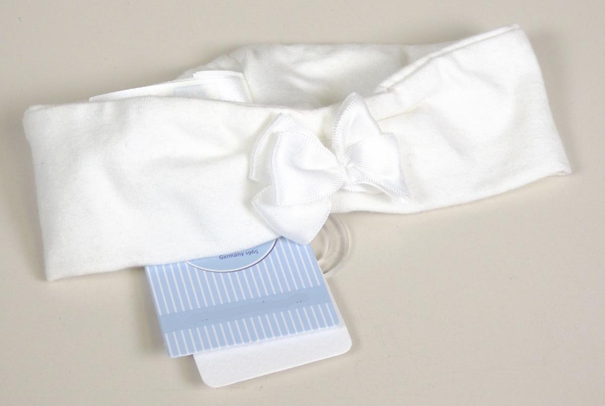 Stirnband, sog. Stirnband für Kleinkinder, Artikel 4801801, Größe 41 (für Kinder von 4 bis 5 Monaten),
Foto siehe Anlage,
- an zwei bedruckten Pappkarten und einem Kunststoffaufhänger befestigt,
- mit einer Breite von ca. 4,5 cm,
- doppellagig gearbeitet; aus ca. 0,5 mm dicken, einfarbigen Gewirken aus laut Antrag 95 % Baumwolle
  uns 5 % Elasthan (synthetische Chemiefasern),
- mit einer angenähten Schleife aus Geweben verziert,
- durch Zusammennähen konfektioniert,
- wird um den Kopf als Kälteschutz getragen,
- nicht der menschlichen Kopfform angepasst (somit keine Kopfbedeckung des Kapitels 65),
- ist für Kleinkinder mit einer Körpergröße von bis zu 86 cm bestimmt.

"Bekleidungszubehör (Stirnband), aus Gewirken, für Kleinkinder, aus Baumwolle"