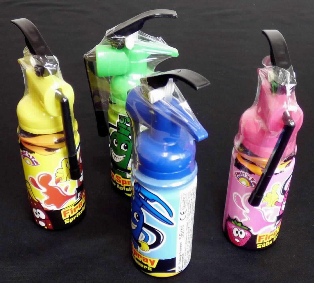 Gezuckerte und aromatisierte Flüssigkeit.

Antragsangaben (als zutreffend unterstellt): Gezuckerte und aromatisierte Flüssigkeit in einer Plastiksprühflasche. Geschmacksrichtungen: Cola, Apfel, Erdbeere, Blaubeere.

Beschaffenheit des vorgelegten Warenmusters: farblose, klare, leicht bewegliche, unmittelbar trinkbare Flüssigkeit, süß, sauer und aromatisiert schmeckend. Aufmachung: umlaufend etikettierte Kunststoffflasche mit einer Pump-Sprayvorrichtung mit 56 ml Inhalt.

Alkohol (gemäß Angaben): nicht enthalten
Zucker und Aromastoffe (gemäß Angaben): enthalten

Es handelt sich bei der Ware um eine unmittelbar trinkbare, für den menschlichen Genuss bestimmte Flüssigkeit. Sie ist damit als Getränk in das Kapitel 22 der KN einzureihen.

Wasser, einschließlich Mineralwasser und kohlensäurehaltiges Wasser, mit Zusatz von Zucker, anderen Süßmitteln oder Aromastoffen.