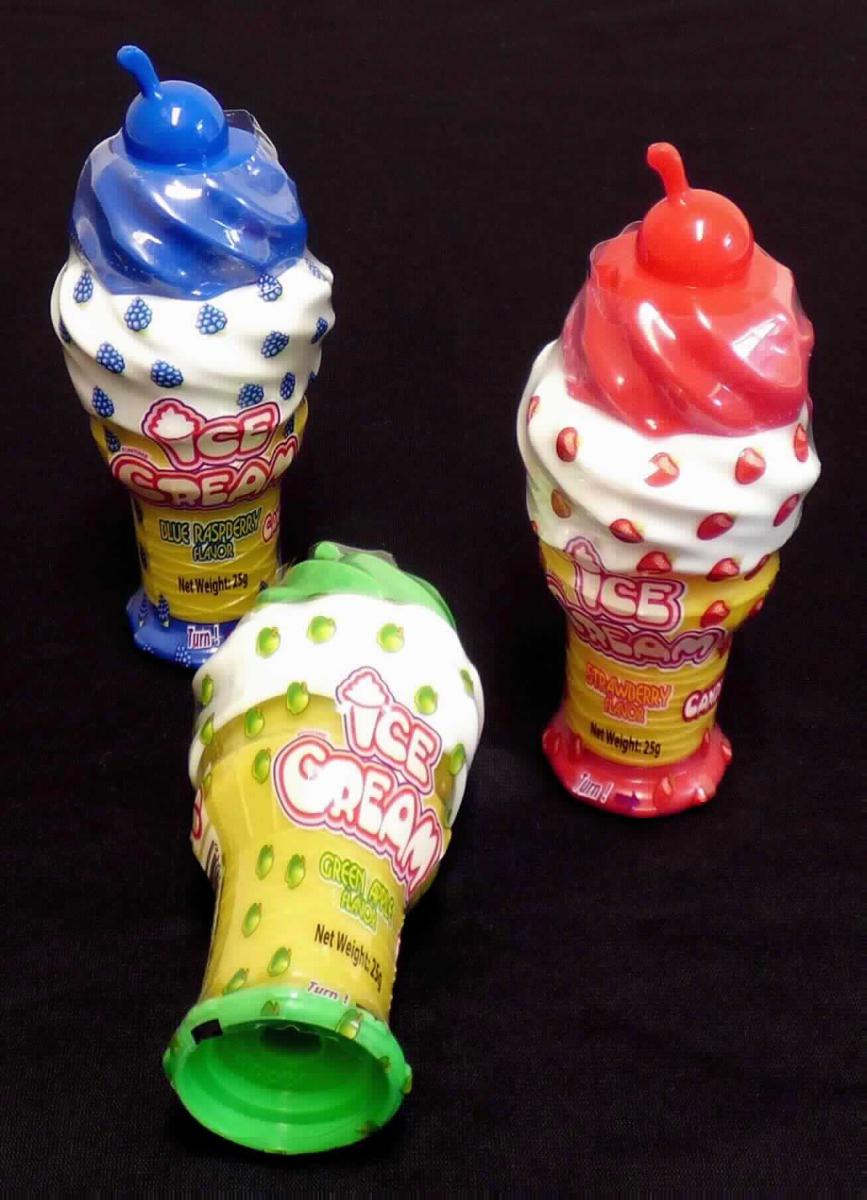 Andere Zuckerware

Bei den vorgelegten Warenproben handelt es sich um rote ("strawberry flavor"), grüne ("green apple flavor") bzw. hellblaue ("blue raspberry flavor") gelartige, halbfeste Massen, abgefüllt in Einzelpackungen aus Kunststoff in Form von stilisierten Eisbechern (Höhe: circa 12,0 cm) mit Deckel. An Öffnungen an der Oberseite kann durch Drehen des Unterteils der Inhalt herausgedrückt werden. Das Kunststoffbehältnis ist mit einer bunt bedruckten Banderole versehen.

Die Ware ist als andere Zuckerware ohne Kakaogehalt in die Unterposition 1704 9099 der Kombinierten Nomenklatur einzureihen.