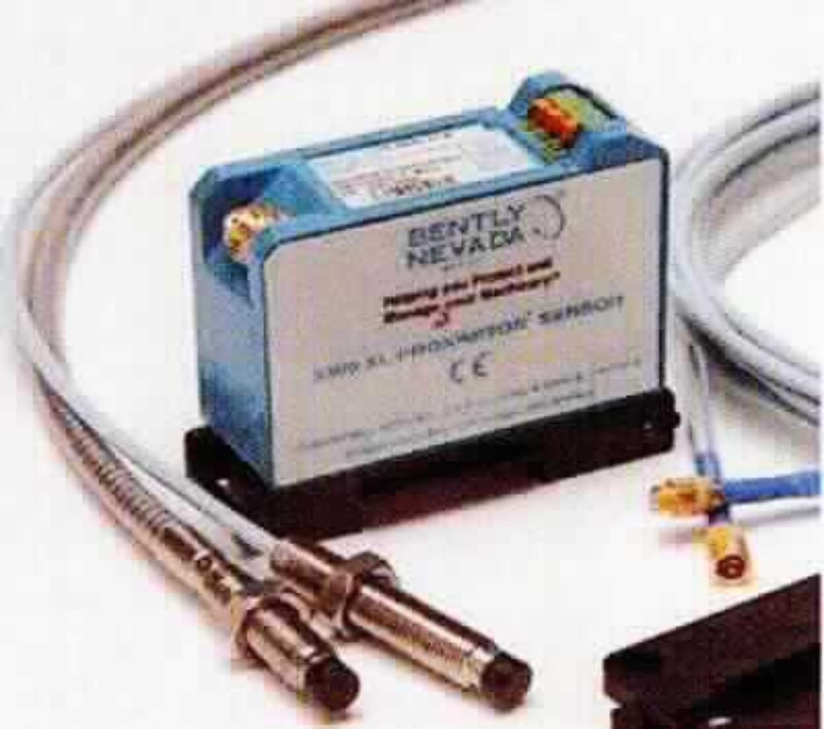 Sogenanntes Näherungsmesssystem in Form einer funktionellen Einheit, bestehend aus einem Sensor, einer 8 mm Sensorspitze mit Anschlusskabel und einem Verlängerungskabel (siehe beispielhafte Abbildung in der Anlage). Der Sensor besteht aus einem quaderförmigen Gehäuse mit einer Anschlussbuchse für das Sensorkabel mit Koaxialanschlüssen, der Messelektronik sowie einer Anschlussleiste mit drei Klemmkontakten. Er ist mit verschiedenen Montagevorrichtungen (Montageplatte mit vier Bohrungen oder Hutschiene) verfügbar. Sowohl die Sensorspitze als auch Verlängerungskabel gibt es in verschiedenen Längen (0,5, 1, 1,5, 2, 3, 5, 9 m)  und Ausführungen mit Kunststoff oder Metallschutzmantel.
Das nach dem Wirbelstromprinzip arbeitende System dient der statischen und dynamischen Schwingungsüberwachung und der Geschwindigkeitsmessung an leitfähigen Maschinenteilen.
Die Ware wird als "Gerät zum Messen oder Prüfen anderer als geometrischer Größen, in Kapitel 90 anderweit weder genannt noch inbegriffen, anderes als von den Unterpositionen (HS) 9031 10 bis 9031 49 erfasst" eingereiht.