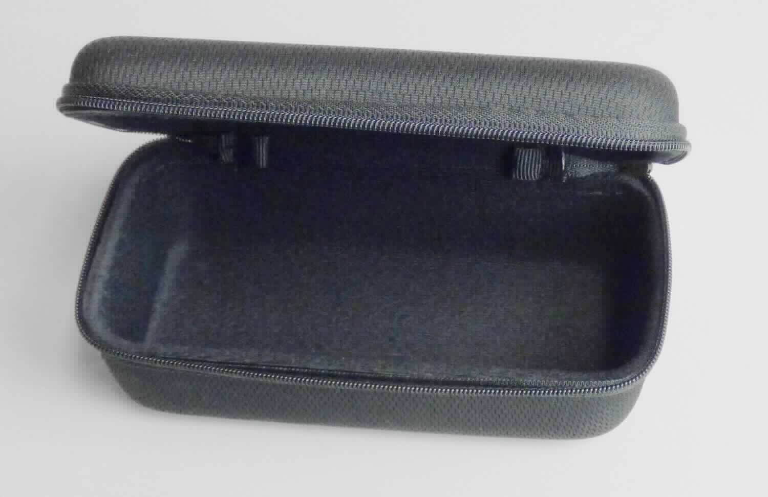 Brillenetui, sog. uvex eyewear case rectangle (Mat. Nr. S539136), Foto siehe Anlage, 
- mit einer Außenseite aus Spinnstoffen auf einer formstabilen Unterlage aus Schaumkunststoff, 
- mit einem dreiseitig umlaufenden Reißverschluss zu öffnen, 
- innen mit Spinnstoff gefüttert, 
- mit den Abmessungen (geschlossen) von ca. 16 cm (Länge) x 6,5 cm (Höhe) x 7,5 cm (Tiefe), 
- in Form und Größe zur Aufnahme einer zusammengeklappten Brille gearbeitet,
- keine Hinweise auf Handarbeit.

"Brillenetui, Taschen- oder Handtaschenartikel, mit Außenseite aus Spinnstoffen, nicht handgearbeitet"