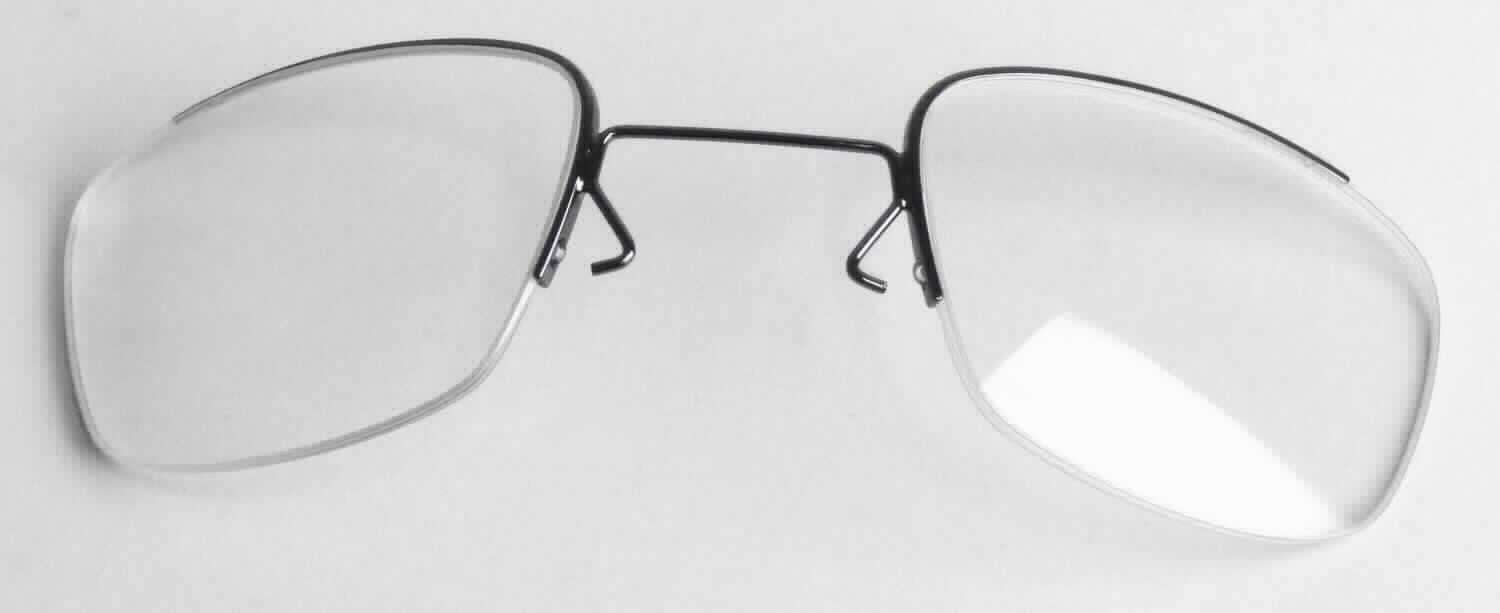 So genanntes optical insert, im Wesentlichen bestehend aus einer Brillenfassung aus unedlem Metall (B x H ca.: 10,5 x 3,2 cm) ohne Brillenbügel, ohne Nasenbügel und mit nicht optisch bearbeiteten Kunststoffgläsern eingesetzt. Die Kunststoffgläser können durch einen Optiker mit Gläsern mit entsprechender Sehstärke ausgetauscht werden.
Die Fassung dient der Aufnahme korrigierender Gläser und anschließendem Einsatz in eine spezielle Schutzbrille (als Zubehör für Sportbrillen), welche somit als Korrektionsbrille nutzbar ist. Zum Einsetzen in eine Schutzbrille verfügt die Fassung über eine Halterung anstatt des Nasenbügels.
Die Ware wird als "Fassung für Brillen, aus unedlem Metall, nicht zur Verwendung bei der Herstellung von Korrekturbrillen" eingereiht.