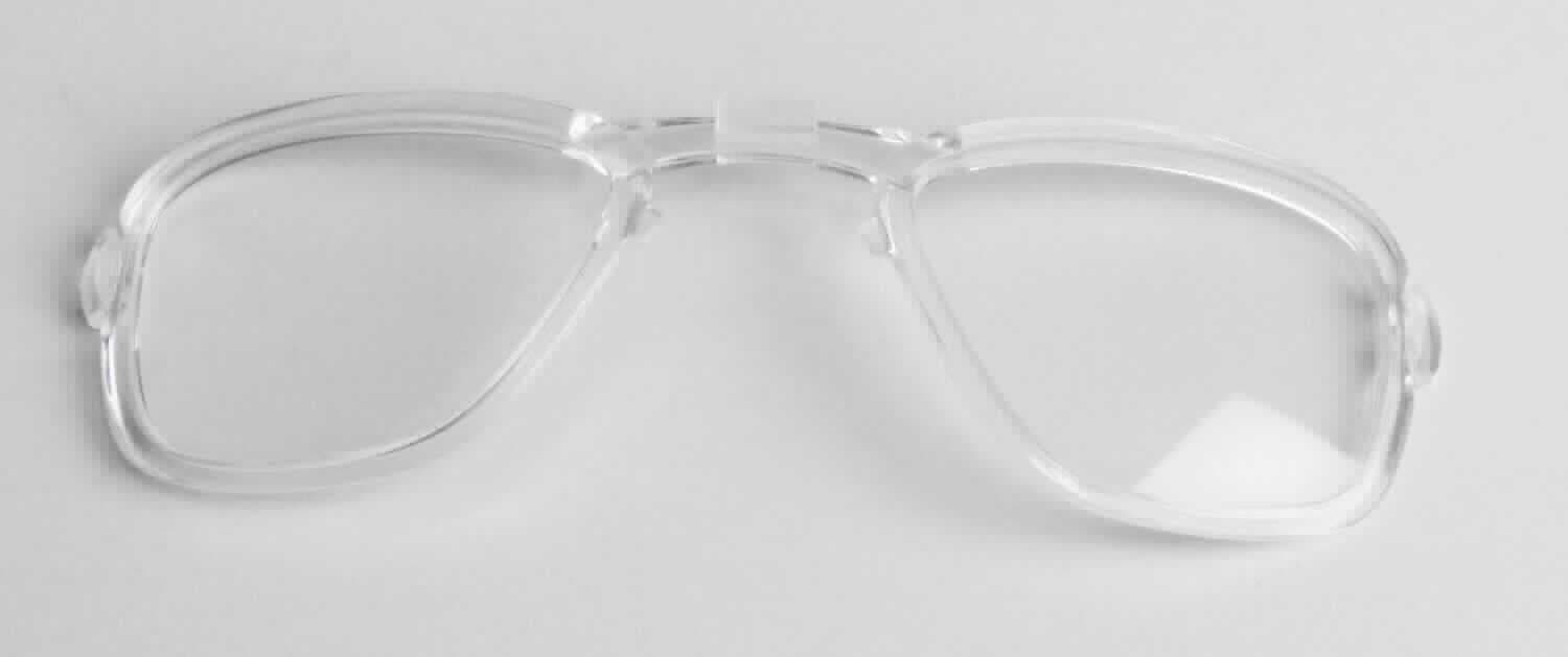 So genanntes optical insert, im Wesentlichen bestehend aus einer Brillenfassung aus Kunststoff (B x H ca.: 11,1 x 3,2 cm) ohne Brillenbügel, ohne Nasenbügel und mit nicht optisch bearbeiteten Kunststoffgläsern eingesetzt. Die Kunststoffgläser können durch einen Optiker mit Gläsern mit entsprechender Sehstärke ausgetauscht werden.
Die Fassung dient der Aufnahme korrigierender Gläser und anschließendem Einsatz in eine spezielle Schutzbrille (als Zubehör für Sportbrillen), welche somit als Korrektionsbrille nutzbar ist. Zum Einsetzen in eine Schutzbrille verfügt die Fassung über mehrere Verbindungselemente.
Die Ware wird als "Fassung für Brillen aus Kunststoff, nicht zur Verwendung bei der Herstellung von Korrekturbrillen" eingereiht.