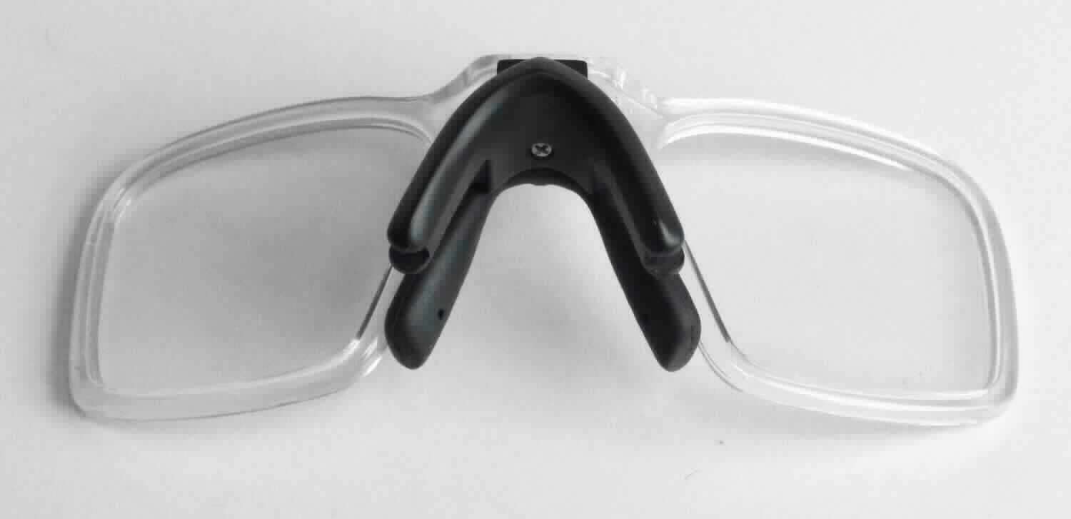 So genanntes optical insert, im Wesentlichen bestehend aus einer Brillenfassung aus Kunststoff (B x H ca.: 10,4 x 3,7 cm) ohne Brillenbügel, mit Nasenbügel und mit nicht optisch bearbeiteten Kunststoffgläsern eingesetzt. Die Kunststoffgläser können durch einen Optiker mit Gläsern mit entsprechender Sehstärke ausgetauscht werden.
Die Fassung dient der Aufnahme korrigierender Gläser und anschließendem Einsatz in eine spezielle Schutzbrille (als Zubehör für Sportbrillen), welche somit als Korrektionsbrille nutzbar ist. Zum Einsetzen in eine Schutzbrille verfügt die Fassung über eine Halterung, die am Nasenbügel montiert ist.
Die Ware wird als "Fassung für Brillen aus Kunststoff, nicht zur Verwendung bei der Herstellung von Korrekturbrillen" eingereiht.