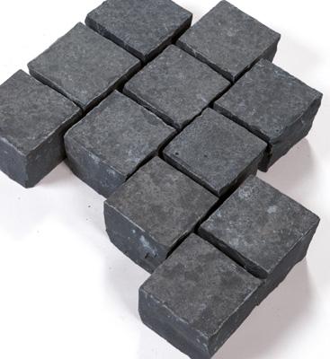Angaben:
Pflastersteine; SANOKU® ELEGANCE, geflammt; Bearbeitung: Oberfläche geflammt, Unterseite gesägt, Seiten gespalten; Material: Basalt; Farbe: anthrazit-schwarz.

Befund:
Bearbeitete Werksteine und Waren daraus, andere Steine.