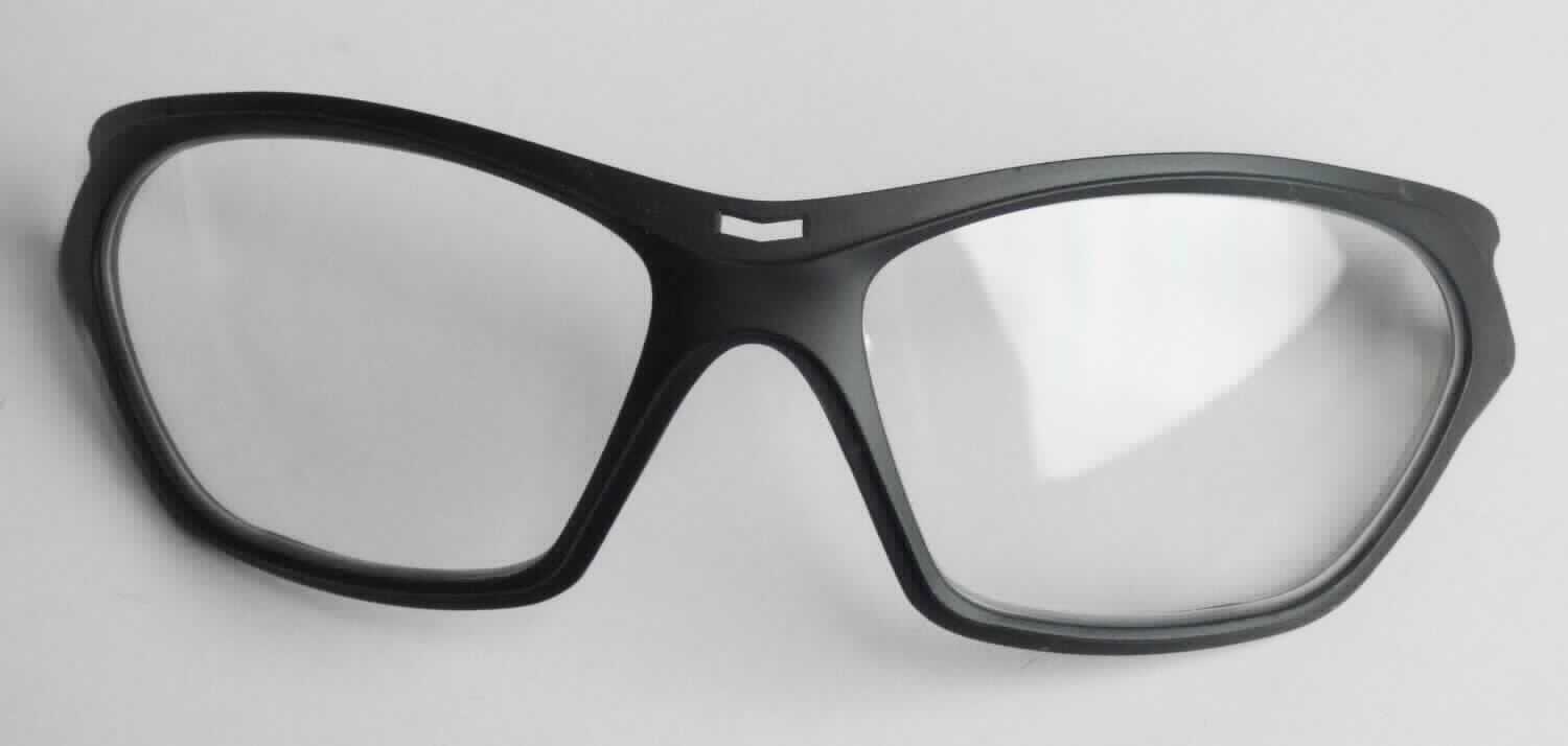 So genanntes optical insert, im Wesentlichen bestehend aus einer Brillenfassung aus Kunststoff (B x H ca.: 14,0 x 4,7 cm) ohne Brillenbügel, mit nicht optisch bearbeiteten Kunststoffgläsern eingesetzt. Die Kunststoffgläser werden von einem Optiker mit Gläsern mit entsprechender Sehstärke ersetzt.
Die Fassung dient der Aufnahme korrigierender Gläser und anschließendem Einsatz in eine spezielle Schutzbrille (als Zubehör für Sportbrillen), welche somit als Korrektionsbrille nutzbar ist. Zum Einsetzen in eine Schutzbrille verfügt die Fassung über eine Halterung, die am Nasenbügel montiert ist.
Die Ware wird als "Fassung für Brillen aus Kunststoff, nicht zur Verwendung bei der Herstellung von Korrekturbrillen" eingereiht.