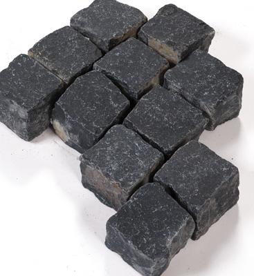 Angaben:
Pflastersteine TÜRKEI Basalt; Bearbeitung: allseits gespalten; Farbe: schwarz; Material: Andesit.

Befund:
Pflastersteine, aus Naturstein.