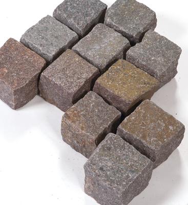 Angaben:
Pflastersteine TRENTINO; Bearbeitung: Oberfläche spaltrau, Seiten gespalten; Farbe: grau-rot-bunt; Material: Porphyr.

Befund:
Pflastersteine, Randsteine und Pflasterplatten, aus Naturstein.
