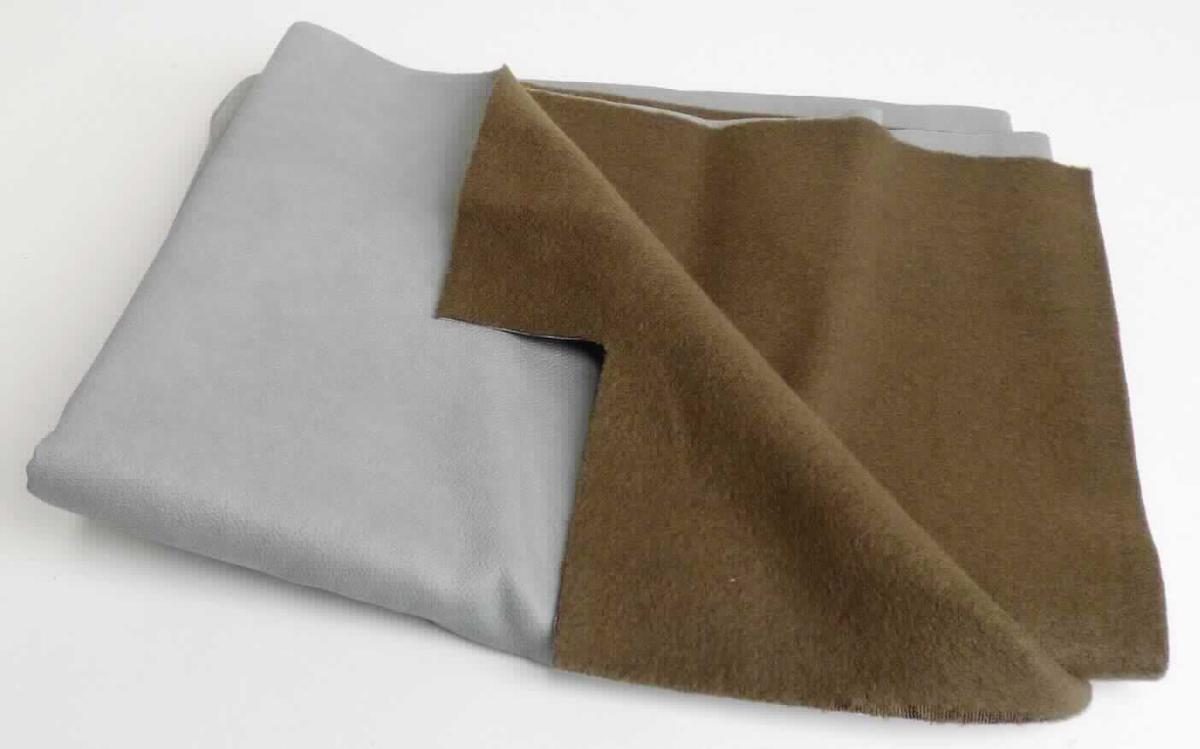 Textillaminat, sog. Möbelbezugsstoff, Foto siehe Anlage,
- als Meterware, mit einer Breite von mehr als 30 cm,
- laut Untersuchungsergebnis:
-- aus drei mit ihrer ganzen Fläche aufeinander liegenden und so miteinander durch Kleben verbundenen Lagen: 
--- mit einer Oberlage (Schauseite): 
---- aus einem gerauten, geprägten und bedruckten Kettengewirke aus synthetischen Chemiefasern, u. a. somit 
      keine Ware der Position 6006,
---- kein Samt, Plüsch, Schlingengewirke oder Schlingengestricke, 
---- keine Elastomergarne oder Kautschukfäden enthaltend,
--- mit einer Zwischenlage:
---- aus einem einfarbigen Gewebe,
--- mit einer Unterlage:
---- aus einem gerauten und gefärbten Kuliergewirke aus synthetischen Chemiefasern,
---- keine Elastomergarne oder Kautschukfäden enthaltend,
- das die Schauseite bildende Kettengewirke verleiht der Ware insbesondere im Hinblick auf die Verwendung als 
  Möbelbezugsstoff ihren wesentlichen Charakter.

"Kettengewirke, anderes als solche der Positionen 6001 bis 6004, aus synthetischen Chemiefasern, anderes 
 als in der Unterposition 6005 35 genannte, bedruckt"