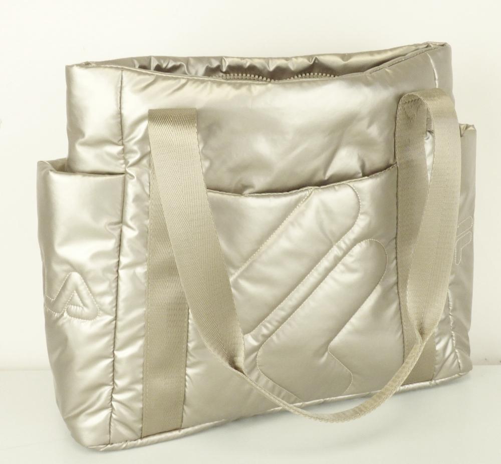 Umhängetasche, sog. NT2839 Fila new Shopper, Foto siehe Anlage,
- mit einer Außenseite aus Kunststofffolien auf einer Unterlage aus Spinnstoff,
- - der mit dem bloßen Auge wahrnehmbare Kunststoff (laut Antrag Polyurethan) bedeckt den Spinnstoff
    vollständig und gleicht einer aufgebrachten, vorgefertigten Kunststofffolie,
- mit zwei Tragegurten aus Spinnstoffgeweben, deren - an der Tasche angenähte - Verlängerungen bis
  zum Taschenboden reichen,
- an der Vorderseite und an beiden Schmalseiten jeweils mit einem offenen, aufgesetzten Einsteckfach,
- an der Vorderseite mit einem angenähten D-Ring aus unedlem Metall,
- das Hauptfach ist mit einem entlang des oberen Rands verlaufenden Reißverschluss versehen,
- - gefüttert; innen mit zwei aufgesetzten, offenen Einsteckfächern sowie einem aufgesetzten
    Reißverschlussfach ausgestattet,
- mit den Abmessungen: ca. 37 cm (Breite) x 29 cm (Höhe) x 11 cm (Tiefe).

"Ähnliches Behältnis, anderes als in den Unterpositionen 4202 1110 bis 4202 3900 genannte, mit Außen-
 seite aus Kunststofffolien, anderes als in den Unterpositionen 4202 9211 bis 4202 9215 genannte"