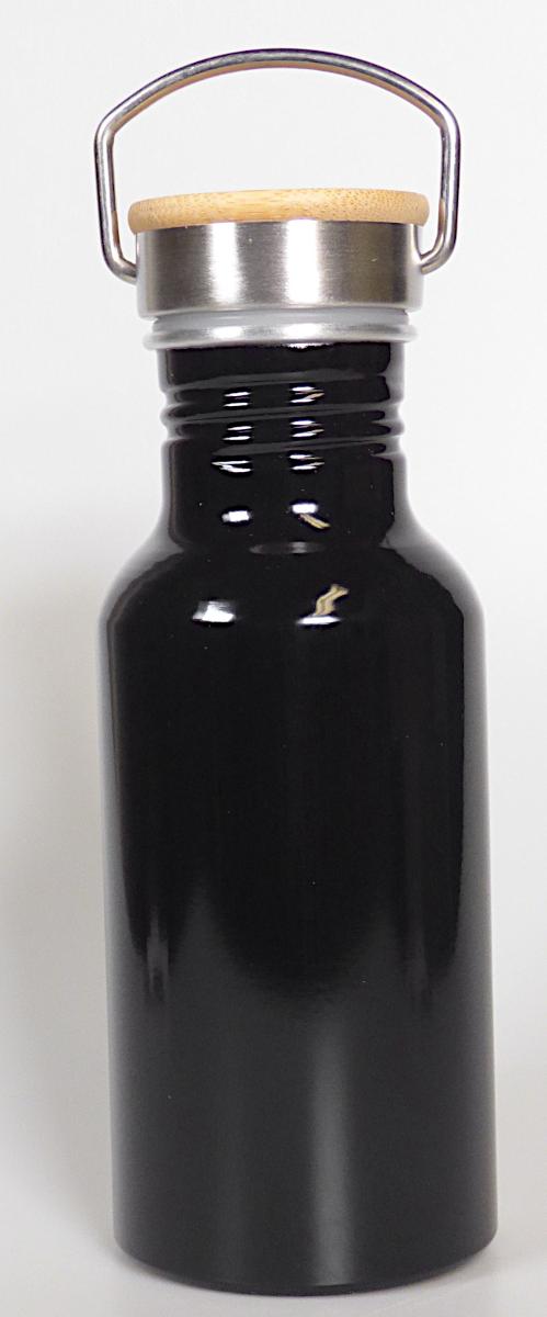 Es handelt sich um aus Aluminium (charakterbestimmend) gefertigte zylindrische Trinkflaschen (nicht gegossen) mit einem Fassungsvermögen von rd. 500 ml, deren Flaschenhälse jeweils ein Innengewinde zur Aufnahme eines abschraubbaren Deckels mit Dichtung aufweisen. Die Außenseite der Erzeugnisse ist farbig lackiert. Der dazugehörige Deckel mit Dichtung ist im oberen Bereich als Öse ausgeformt und weist oben auf dem Deckel eine Holzabdeckung (aus Bambus) auf.
- Antragstellerangaben  -
Abbildung siehe Anlage.

Aluminium bestimmt im Hinblick auf die Bedeutung für die Verwendung und den Umfang den Charakter der Ware.

Derartige Erzeugnisse gehören als "andere Haushaltsartikel (als in TARIC-Code 7615 1080 10 genannt) aus Aluminiumen, nicht gegossen" zum TARIC-Code 7615 1080 90.