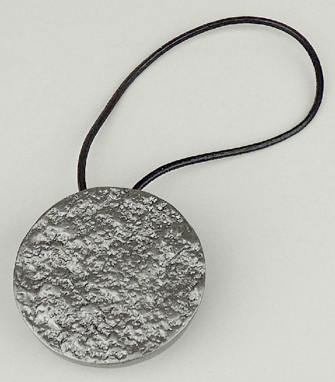 Raffhalter, Artikel-Nr. 322372, Foto siehe Anlage,
- aus einem Streifen aus Leder,
- - mit einer Länge von ca. 30 cm und einem Durchmesser von ca. 2 mm,
- - schwarz überzogen,
- mit einem Dauermagneten, der außer an einer Seite mit Kunststoff überzogen ist,
- - an einem Ende des Lederstreifens befestigt,
- mit einer scheibenförmigen Verzierung aus Kunststoff (Durchmesser: ca. 5,5 cm) mit
  einem eingearbeiteten, ferromagnetischen Kern,
- - am anderen Ende des Lederstreifens befestigt,
- die Ware wird mittels des Magneten und dem Kern aus unedlem Metall zu einer Schlaufe geschlossen;
  sie dient dem Halten und Raffen von Gardinen,
- der Streifen aus Leder bestimmt insbesondere im Hinblick auf seine Bedeutung in Bezug auf
  die Verwendung den wesentlichen Charakter der Ware.

"Andere Ware aus Leder, nicht zu technischen Zwecken"