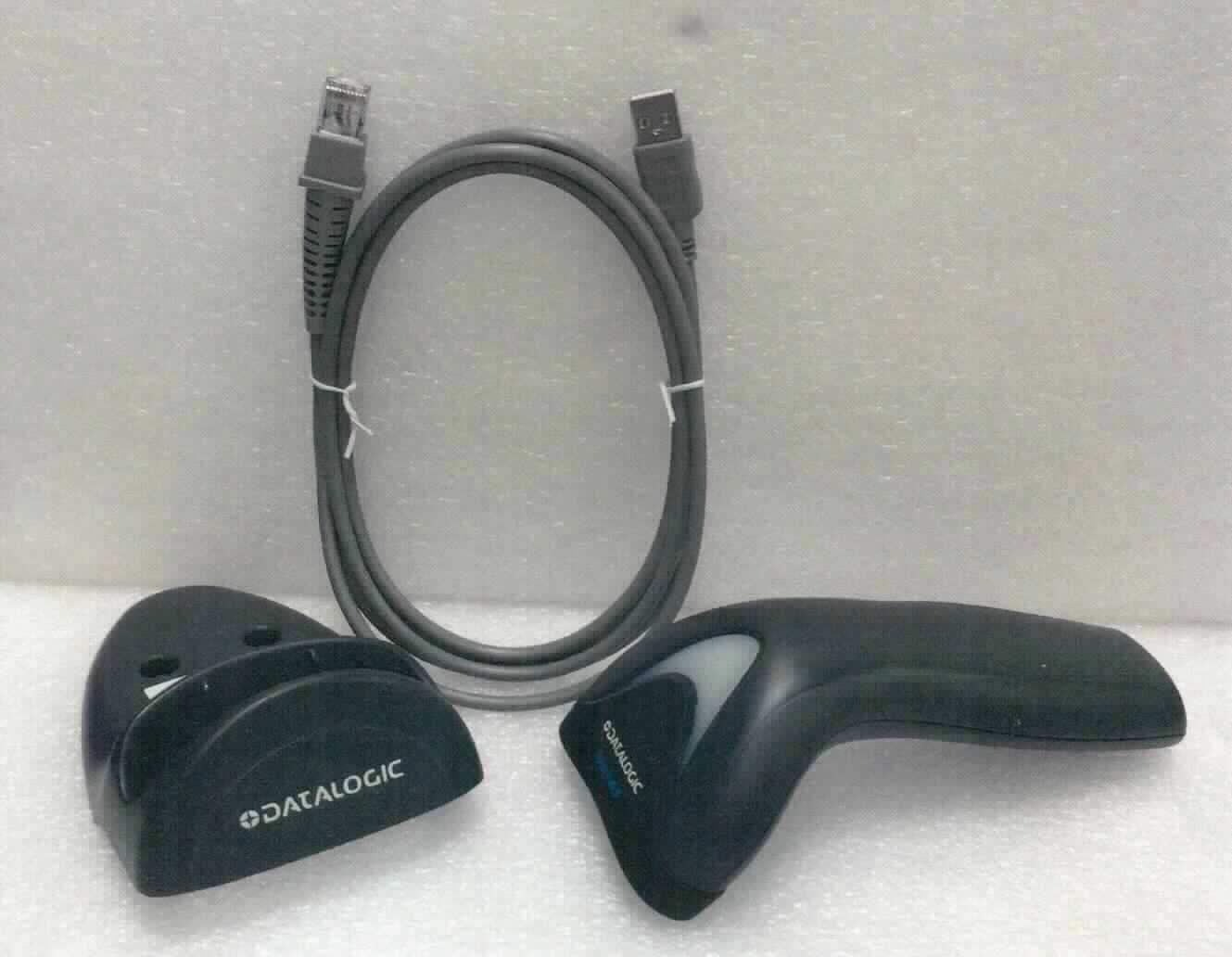Barcodescanner, in Form einer Warenzusammenstellung aus Kabel, Standfuß und Scanner (charakterbestimmend im Hinblick auf die Verwendung). Das Erzeugnis besteht im Wesentlichen aus einem Lesekopf mit Sensorelektronik, LED-Lichtquelle und Elektronik zur Auswertung und Weitergabe der erfassten Daten. Das 130 g schwere und 16 x 8,4 x 5,8 cm große Gerät verfügt über eine USB-Schnittstelle. Der Scanner dient dazu, verschiedene Datencodes (Strichcodes), mit denen Waren gekennzeichnet sind, zu lesen und zu verarbeiten.
Die Bestandteile der Zusammenstellung sind gemeinsam für den Einzelverkauf aufgemacht.

Die Ware wird als "optischer Leser" eingereiht.

Anlage: 1 Abbildung