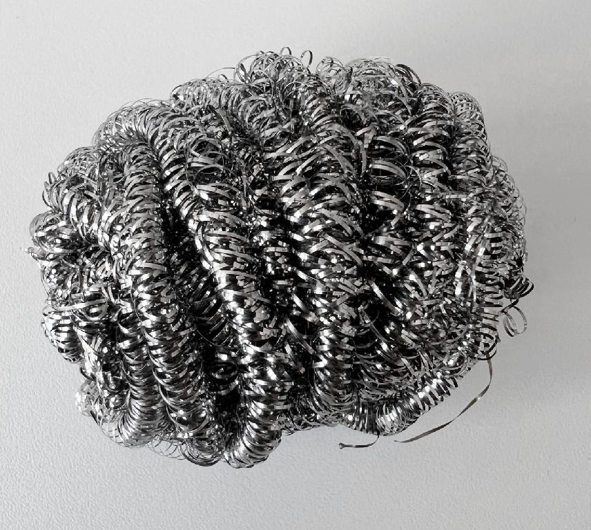 Sogenannte "Scheuerspiralen aus Eisen für den Haushalt":

Bei den sog. "Scheuerspiralen / Topfreinigern" handelt es sich um Erzeugnisse in Form von dünnen, schlauchförmig miteinander verschlungenen Drähten aus Stahl, die zu einem ovalen Knäuel geformt sind. Die Erzeugnisse dienen zur Reinigung von Töpfen, Pfannen und dergleichen.
 
Abbildung siehe Anlage.

Derartige Erzeugnisse gehören als "den Schwämmen ähnliche Waren, zum Scheuern, aus Stahl" zum TARIC-Code 7323 10 00 00.
