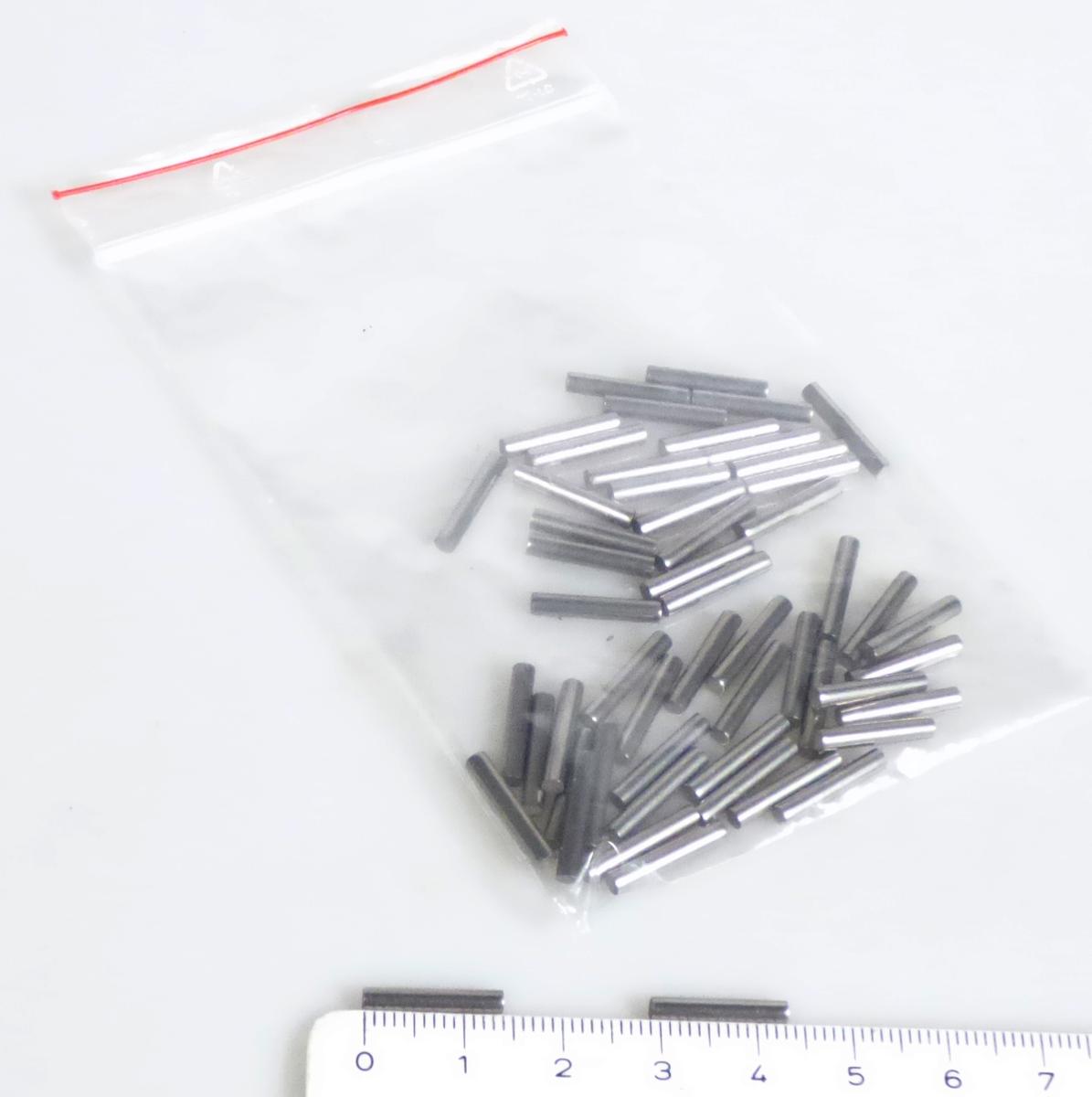 Es handelt sich um massive, kreiszylindrische Erzeugnisse aus Stahldraht (max. Querschnittsabmessung: etwa 2,5 mm), deren beide Enden stumpf ausgearbeitet sind. 
Die Erzeugnisse werden als Rohlinge zur Herstellung von Kugelschreiberspitzen verwendet.
Gesamtlänge: etwa 14,1 mm.
- Antragstellerangaben -

Abbildung siehe Anlage.

Derartige Erzeugnisse gehören als "andere als in den vorgenannten TARIC-Codes genannte Waren aus Stahldraht" zum TARIC-Code 7326 2000 90.