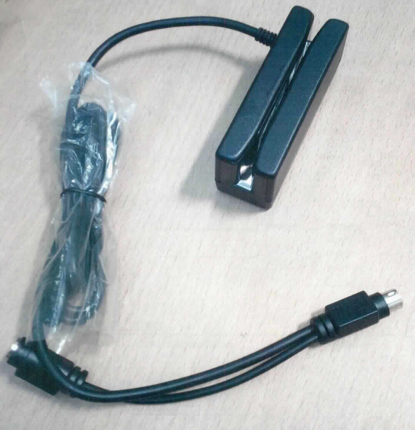 Barcode-Kartenleser, im Wesentlichen bestehend aus Sensorelektronik, IR-LED-Lichtquelle und Elektronik zur Auswertung und Weitergabe der erfassten Daten in einem Kunststoffgehäuse mit fest angeschlossenem Kabel mit Tastatur-Schnittstelle. Der Scanner dient dazu, verschiedene Datencodes, mit denen Karten gekennzeichnet sind, zu lesen und zu verarbeiten.

Die Ware wird als "optischer Leser" eingereiht.

Anlage: 1 Abbildung