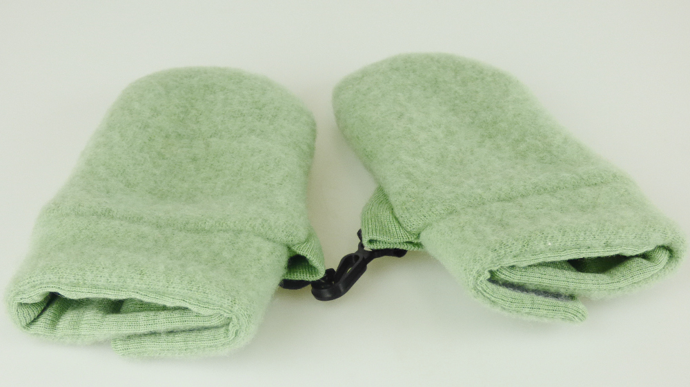Handschuhe, sog. Fäustel, Art. 4302101, Größe 1, Foto siehe Anlage
- in Form eines Fausthandschuhs ohne ausgearbeiteten Daumen, mit einer Handlänge (ohne Rand)
  von ca. 10 cm,
- aus einfarbigen, gerauten Gewirken aus laut Antrag 100 % Merinowolle,
- mit Futter,
- mit einer ca. 3 cm breiten Stulpe; im Bereich des Handgelenks mit einem Einsatz elastisch erweitert,
  auf der Außenseite mit einer Klettverschlusslasche zu verengen,
- oberhalb der Stulpe mit einem Firmenschriftzug und einem Aufnäher versehen,
- beide Handschuhe können mittels eines Karabinerhakens und einer Öse aus Kunststoff miteinander
  verbunden werden,
- aufgrund der Form (ohne ausgearbeiteten Daumen) und der Abmessungen für Kleinkinder mit einer
  Körpergröße von bis zu 86 cm bestimmt, u. a. somit keine Ware der Position 6116.

"Bekleidungszubehör für Kleinkinder (Handschuhe), aus Gewirken, aus Wolle"
