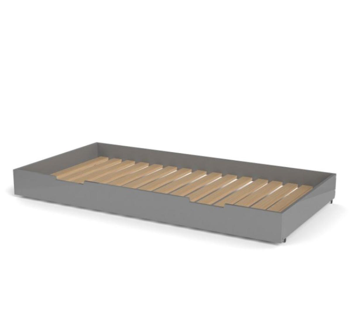 Es handelt sich bei dem sog. „Gästebett“ um ein Schlafzimmermöbel aus Holz in Form eines Bettgestells auf Rollen mit einem Lattenrost; 198 cm x 94,2 cm x 19 cm (L x B x H).
Die auf den Boden zu stellende Ware dient der Ausstattung von Schlafzimmern und der Aufnahme einer Matratze (kein Gegenstand der vZTA-Entscheidung).

Das verpackte Erzeugnis ist als „anderes als von den Positionen 9401 und 9403 erfasstes Möbel, Holzmöbel von der im Schlafzimmer verwendeten Art" einzureihen.