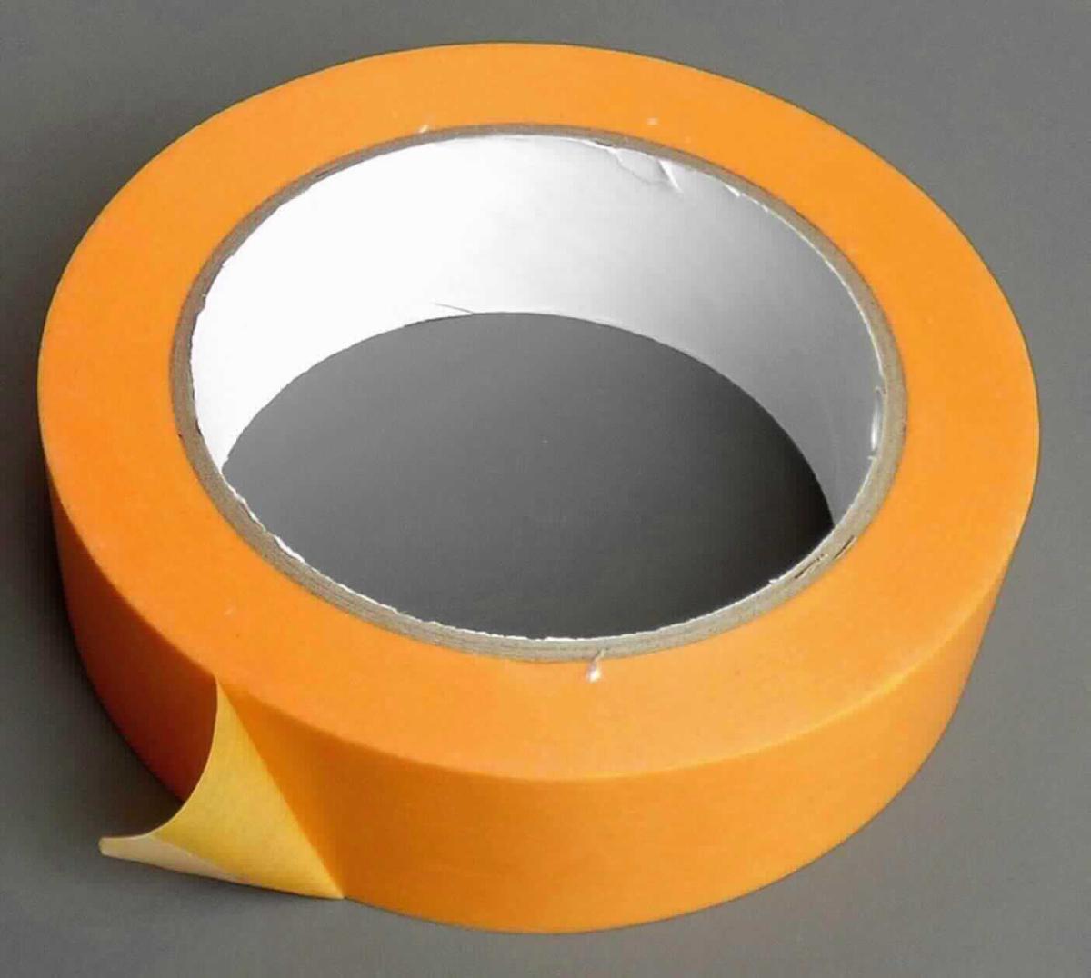 Es handelt sich um orangefarbene Papierstreifen in unterschiedlichen Breiten und mit einer Länge von 50 m, das imprägniert (silikonisiert), auf der Unterseite mit einer selbstklebenden Beschichtung auf Kunststoffbasis versehen und auf einer Papprolle aufgewickelt ist. Es soll bei Maler- und Lackierarbeiten für Abdeckzwecke dienen. 
Jeweils 24, 32, 36 oder 48 Rollen sind gemeinsam verpackt.

Abbildung siehe Anlage.

Derartige Waren gehören als "Papiere und Pappen, getränkt, in Rollen, jeder Größe, ausgenommen Waren von der in der Position 4803, 4809 oder 4810 beschriebenen Art, mit Klebeschicht versehen, selbstklebend, andere als mit nicht vulkanisiertem Naturkautschuk oder nicht vulkanisiertem synthetischen Kautschuk gestrichen" zum TARIC-Code 4811 41 90 00.