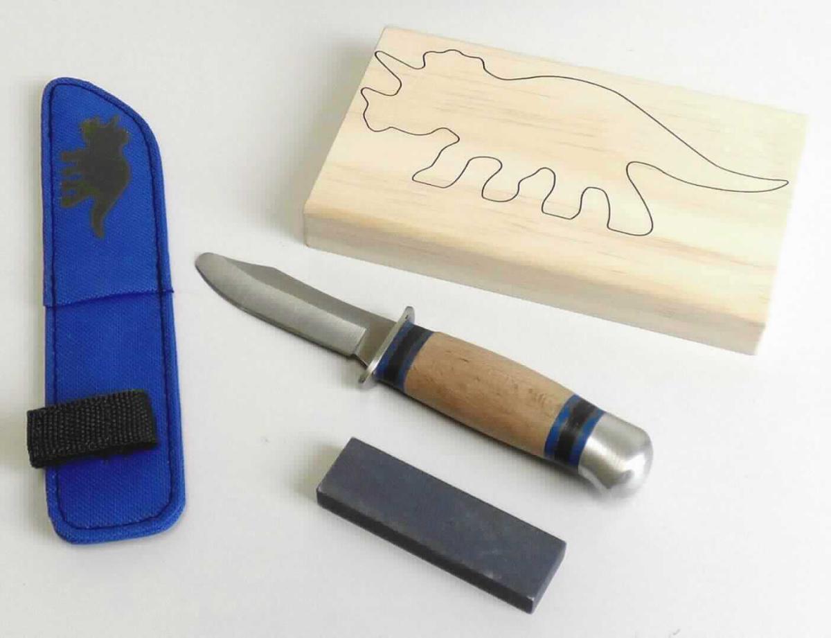 Warenzusammenstellung in Aufmachung für den Einzelverkauf, bestehend aus

- einem Messer mit schneidender, feststehender Klinge aus unedlem Metall, mit
  geradem Klingenschliff und Griff aus Holz 

-- Klingenlänge ca. 75 mm, Gesamtlänge ca. 165 mm

- einem Wetzstein (ca. 70 x 20 x 10 mm)

- einem Holzblock mit eingeprägtem Dinosaurierumriss

- zum Bearbeiten (schnitzen) von Holz

- gemeinsam mit einer speziell für die Aufnahme des Messers hergerichteten, zum 
  dauernden Gebrauch geeigneten Scheide in einem Pappkarton verpackt

- das Messer bildet, insbesondere im Hinblick auf den Wert, den charakterverleihenden
  Bestandteil der Warenzusammenstellung

-Antragstellerangaben

Abbildung siehe Anlage.

Derartige Erzeugnisse gehören als "andere Messer als Tischmesser mit schneidender, feststehender Klinge aus unedlem Metall, kein Messer der Pos. 8208"  zum TARIC-Code 8211 9200 00.
