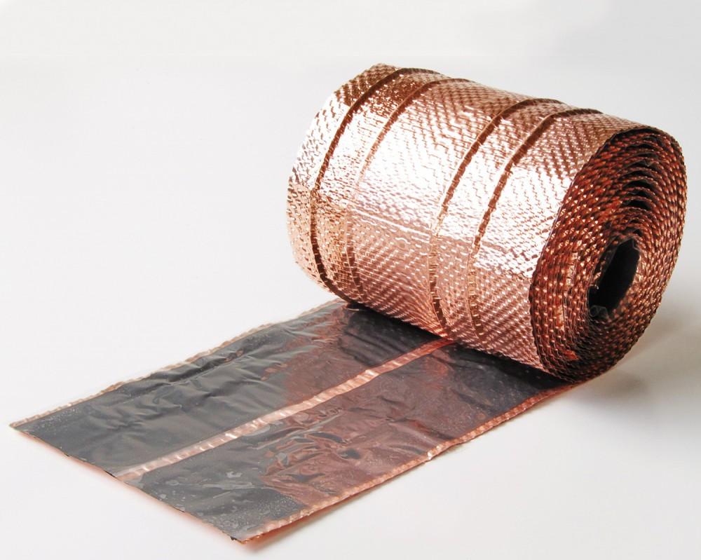 Folie aus Kupfer

Bei der Ware handelt es sich um eine Folie aus raffiniertem Kupfer, auf einer Schicht aus Butylkautschuk. Die Folie ist geprägt mit mehreren Rillen entlang der gesamten Länge der Ware sowie strukturiert in Form regelmäßiger kleiner Quadrate.
Die Foliendicke beträgt 0,15 mm, mit der Unterlage beträgt die Gesamtdicke der Ware 1,8 mm. 
Die Ware wird als Dachschutzband verwendet.

Die Ware ist als Folien und dünne Bänder, aus Kupfer (auch bedruckt oder auf Papier, Pappe, Kunststoff oder ähnlichen Unterlagen), mit einer Dicke (ohne Unterlage) von 0,15 mm oder weniger, auf Unterlage, aus raffiniertem Kupfer, andere, in die Codenummer 7410 2100 90 0 des Zolltarifs einzureihen.