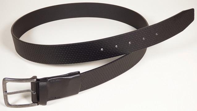 Gürtel aus rekonstituiertem Leder, Foto siehe Anlage,
- mit einer dünnen Außenlage aus geprägtem Zellkunststoff (laut Antrag Polyurethan) auf
  einer Unterlage aus Spinnstoff,
- mit einer Mittellage aus rekonstituiertem Leder (laut Antrag),
- - augenscheinlich die dickste Lage bildend (mehr als die Hälfte der Gesamtdicke),
- mit einer sehr dünnen Innenlage aus Zellkunststoff (laut Antrag Polyurethan),
- mit einer Gürtelschnalle aus unedlem Metall,
- mit gestanzten Löchern,
- mit einer Breite von ca. 3,8 cm und einer Länge von ca. 118 cm (mit Schnalle),
- ohne Hinweise auf Handarbeit,
- das rekonstituierte Leder verleiht dem Gürtel im Hinblick auf den Umfang (Dicke der Lage) und 
  seiner Bedeutung in Bezug auf die Verwendung (Zugfestigkeit) den wesentlichen Charakter.

"Bekleidungszubehör (Gürtel), aus rekonstituiertem Leder, nicht handgearbeitet"