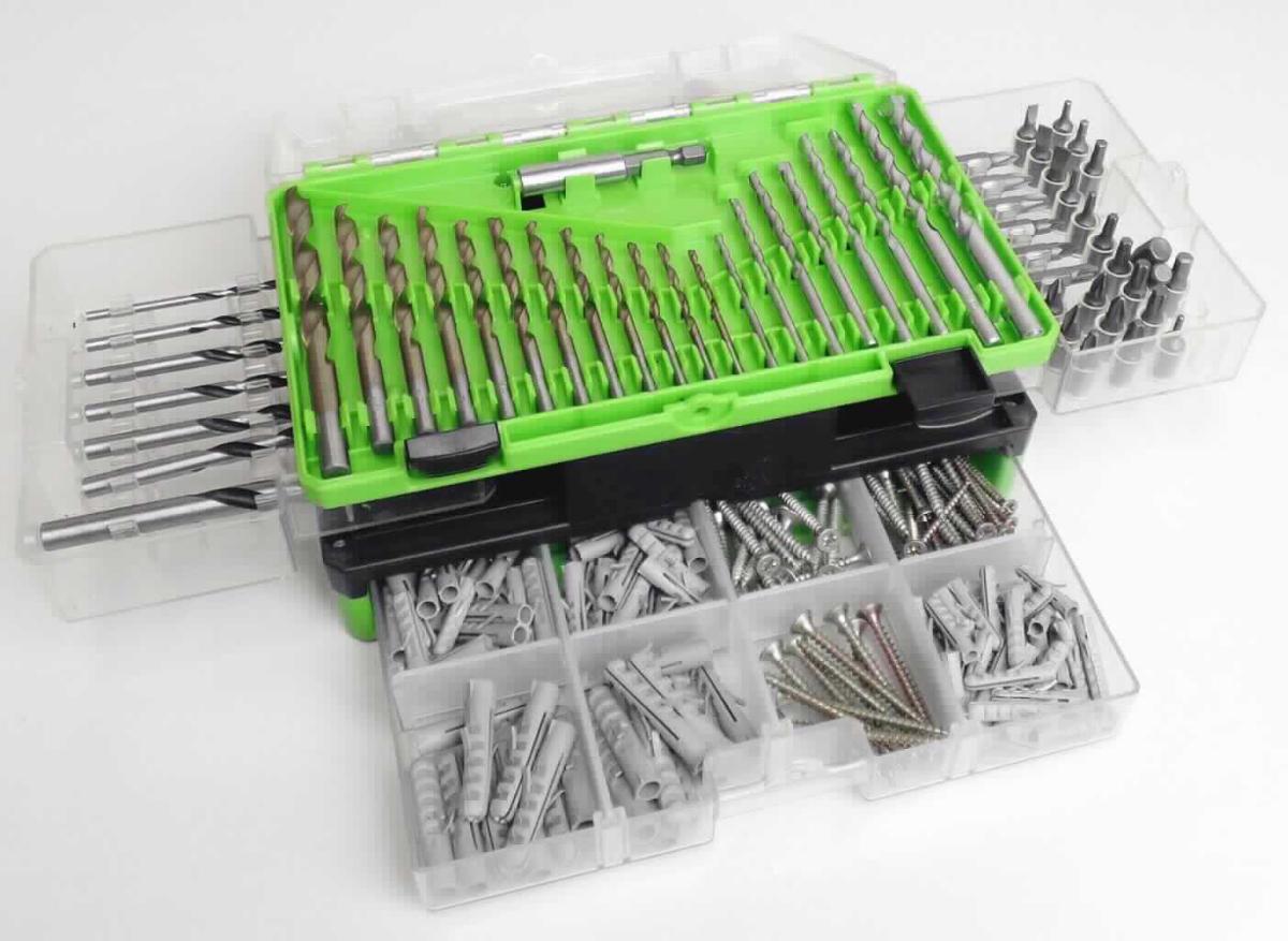 "Heimwerker Set"; Warenzusammenstellung in Aufmachung für den Einzelverkauf, bestehend aus

- zwölf Metallbohrern, sieben Holzbohrern und acht Steinbohrern, alle aus Stahl und
  jeweils in verschiedenen Größen

- die Metallbohrer sind aus Schnellarbeitsstahl gefertigt

- sechs Schrauberdrehereinsätze Bits (lang) und 22 Bits (kurz)

- zur fallweisen Verwendung in Handwerkzeugen oder Merkzeugmaschinen

- einem Universalhalter aus unedlem Metall, mit Außensechskantschaft und
  Innensechskantaufnahme, zur Aufnahme der o. a. Bits

- 110 Dübeln aus Kunststoff in verschiedenen Größen

- und 60 Schrauben aus unedlem Metall

- weder die auswechselbaren Werkzeuge der Pos. 8207 noch die Dübel der Pos. 3926 
  bestimmen den Charakter der Warenzusammenstellung: die Einreihung erfolgt daher 
  in die zuletzt genannte der in Betracht kommenden Positionen

- innerhalb der Position 8207 bestimmen die Bohrer hinsichtlich des Gewichts und des Wertes
  den Charakter der Warenzusammenstellung; innerhalb der UPos. 8207 50 die
  Bohrer für die Metallbearbeitung hinsichtlich der Menge charakterbestimmend sind.

- gemeinsam aufgemacht in einem speziell für die Aufnahme der o. a. Erzeugnisse gestalteten,
  zum dauernden Gebrauch geeigneten Kunststoffkasten

Abbildung siehe Anlage.

Derartige Erzeugnisse gehören als "auswechselbare Werkzeuge (Bohrwerkzeuge) zur Verwendung in mechanischen oder nicht mechanischen Handwerkzeugen oder Werkzeugmaschinen, mit arbeitendem Teil aus Schnellarbeitsstahl für die Metallbearbeitung" zur Codenummer 8207 5060 00 0 des Zolltarifs.