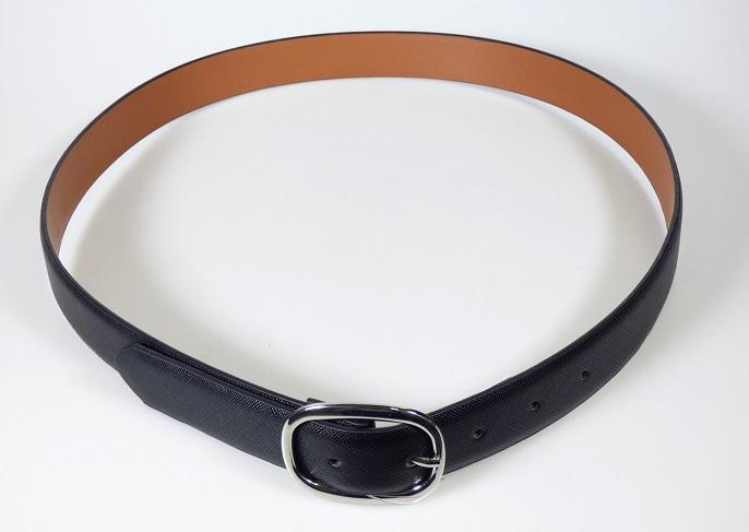 Gürtel aus rekonstituiertem Leder, sog. Damengürtel Elegance, Foto siehe Anlage,
- laut Untersuchungsergebnis bestehend aus:
- - einer ca. 1,076 mm dicken Außenlage aus mit geprägtem Zellkunststoff (laut Antrag Polyurethan)
    überzogenem, gerautem Gewirke aus Spinnstoff (Flächenerzeugnis der Position 5903),
- - einer ca. 2,094 mm dicken Mittellage aus rekonstituiertem Leder,
- - einer ca. 0,452 mm dicken Innenlage aus mit geprägtem Zellkunststoff überzogenem Vliesstoff
    aus Spinnstoff,
- mit einer Gürtelschnalle aus unedlem Metall,
- mit gestanzten Löchern,
- mit einer Breite von ca. 2,8 cm und einer Länge von ca. 109 cm (laut Antrag),
- ohne Hinweise auf Handarbeit,
- das rekonstituierte Leder verleiht dem Gürtel im Hinblick auf den Umfang (Dicke der Lage) und 
  seiner Bedeutung in Bezug auf die Verwendung (Zugfestigkeit) den wesentlichen Charakter.

"Bekleidungszubehör (Gürtel), aus rekonstituiertem Leder, nicht handgearbeitet"