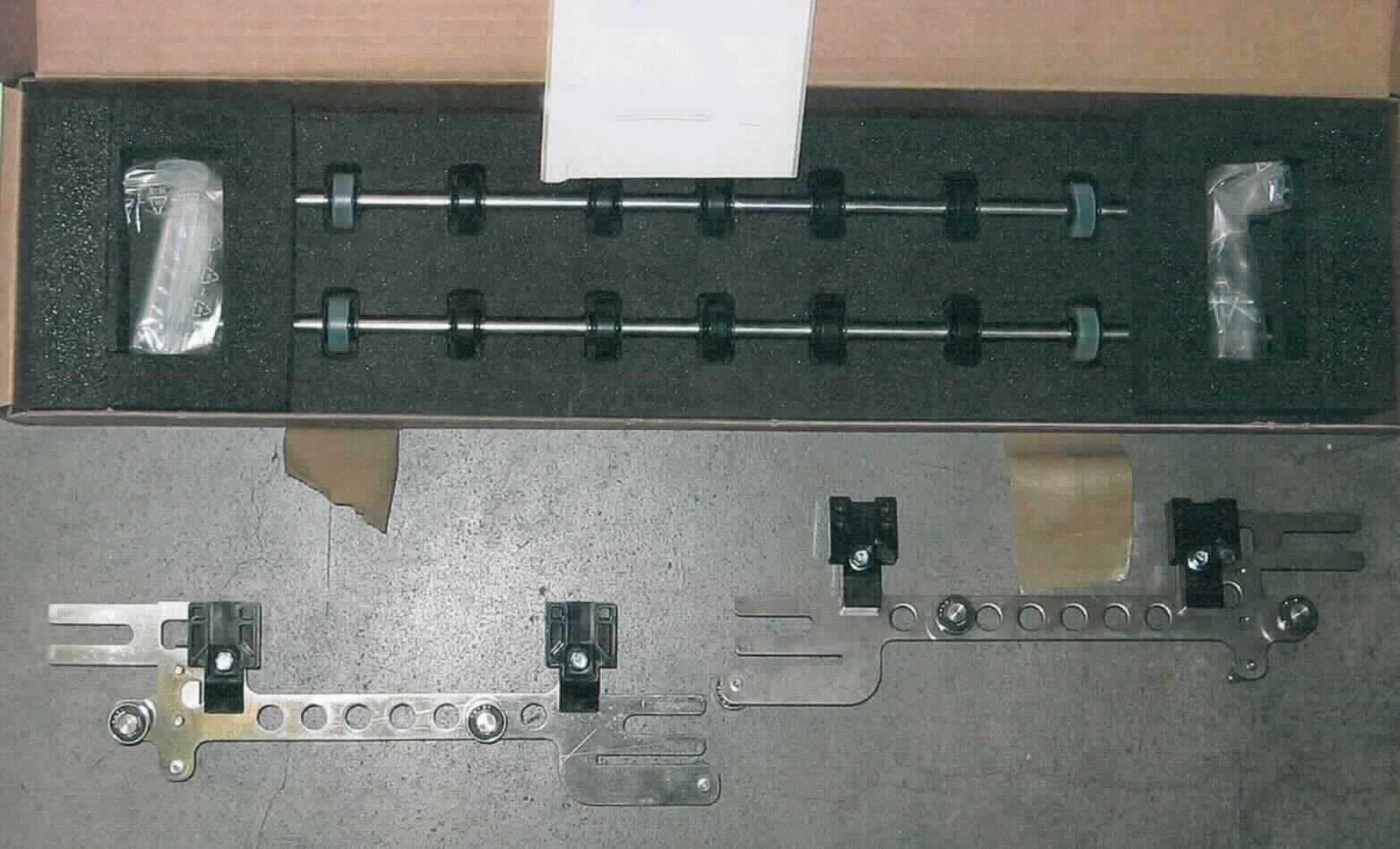 Umbausatz, in Form einer noch nicht zusammengesetzten Ware, im Wesentlichen bestehend aus zwei Verschlussriegeln, zwei Antriebswellen und drei Federn sowie Montagematerial. Im zusammengebauten Zustand dient das Erzeugnis zur Verbesserung des Filmtransports in einem Röntgenbilddrucker.

Die Ware wird als "Zubehör, erkennbar hauptsächlich für Geräte der Position 8443 bestimmt, nicht von den Unterpositionen (KN) 8443 9110 bis 8443 9910 erfasst" eingereiht.

Anlage: 1 Abbildung