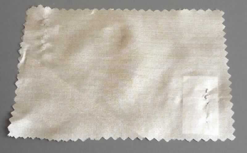 Gewebe, Foto siehe Anlage,
- als Meterware, mit einer Breite von laut Antrag 140 cm,
- laut Untersuchungsergebnis:
-- aus Garnen aus Seide und aus metallisierten Garnen der Position 5605 (metallisierte Filamente aus Polyamid),
-- die Antragsangeben von 65 GHT metallisierten Garnen und 35 GHT Seide können als zutreffend angesehen
   werden,
-- in Leinwandbindung.

"Gewebe aus metallisierten Garnen der Position 5605, von der zur Bekleidung ähnlichen Zwecken verwendeten Art, 
 anderweit weder genannt noch inbegriffen"