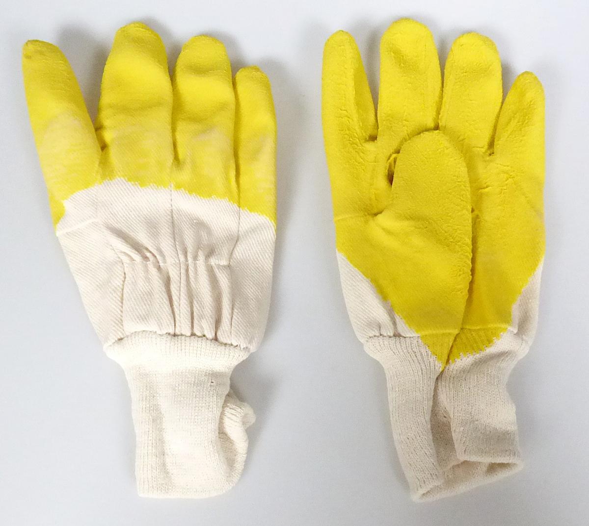 Fingerhandschuhe, sog. Latex Handschuh LS, in Erwachsenengröße, Foto siehe Anlage,
- in einem Polybeutel verpackt, 
- als Fünffingerhandschuhe gearbeitet,
- aus einfarbigen Geweben aus laut Antrag Baumwolle, 
- nachträglich mit Ausnahme des größten Teils des Bündchens und Teilen des Handrückens ein-
  seitig (Außenseite) im Tauchverfahren mit Kautschuk (laut Antrag Latex; keine Zellstruktur er-
  kennbar) getränkt; somit keine Ware des Kapitels 40,
- mit einem angesetzten, doppelt gearbeiteten Bündchen aus Gewirken aus Spinnstoffen.

"Fingerhandschuhe aus Geweben"