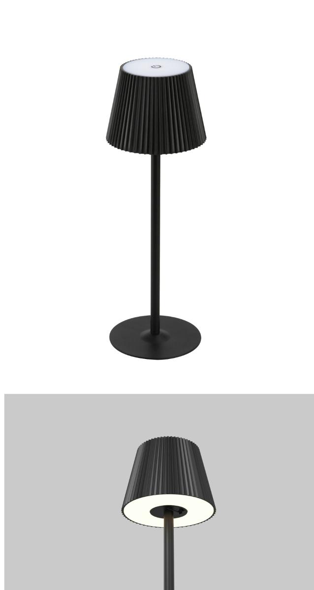 Bei der sog. LED Akku-Tischleuchte handelt es sich um eine ca. 37 cm große elektrische Leuchte zur Verwendung im Innen- und Außenbereich (IP 54), im Wesentlichen bestehend aus einem kreisrunden schwarzen Lampenfuß aus Metall, einem stabförmigen schwarzen Metallständer und einem schwarzen runden konischen Lampenschirm aus Kunststoff. Im Lampenschirm sind eine weiß leuchtende LED-Lichtquelle (je nach Modell mit unterschiedlichen Farbtemperaturen) und ein Akku integriert. Die Leuchte ist mit einem an der Oberseite des Lampenschirms platzierten Berührungssensor (Ein-/Ausschalter/Dimmer) und einem Ladekabel mit USB-Anschluss ausgestattet.

Da das Erzeugnis sowohl als Tischleuchte zur Verwendung in Innenräumen als auch zur Verwendung im Außenbereich (z. B. zum Aufstellen auf Terrassentische) konzipiert ist, ist es in die zuletzt genannte Unterposition der gleichermaßen in Betracht kommenden Unterpositionen einzureihen.

Im Hinblick auf das äußere Erscheinungsbild und den Umfang ist der charakterbestimmende Stoff nicht ermittelbar.

Aufgrund der Bedeutung in Bezug auf die Verwendung als Leuchte bestimmt das Metall als stabilitätsverleihendes Element gegenüber dem lichtlenkenden Lampenschirm aus Kunststoff den Charakter der Leuchte.

Hinweise auf Handarbeit liegen nicht vor.

Die Ware ist in einem bedruckten Karton verpackt.

Das Erzeugnis ist als "elektrischer Beleuchtungskörper, anderweit weder genannt noch inbegriffen, nicht von den Unterpositionen (HS) 9405 11 bis 9405 41 erfasst, ausschließlich zur Verwendung mit LED-Lichtquellen bestimmt, kein Scheinwerfer, aus Metall, nicht handgearbeitet" einzureihen.