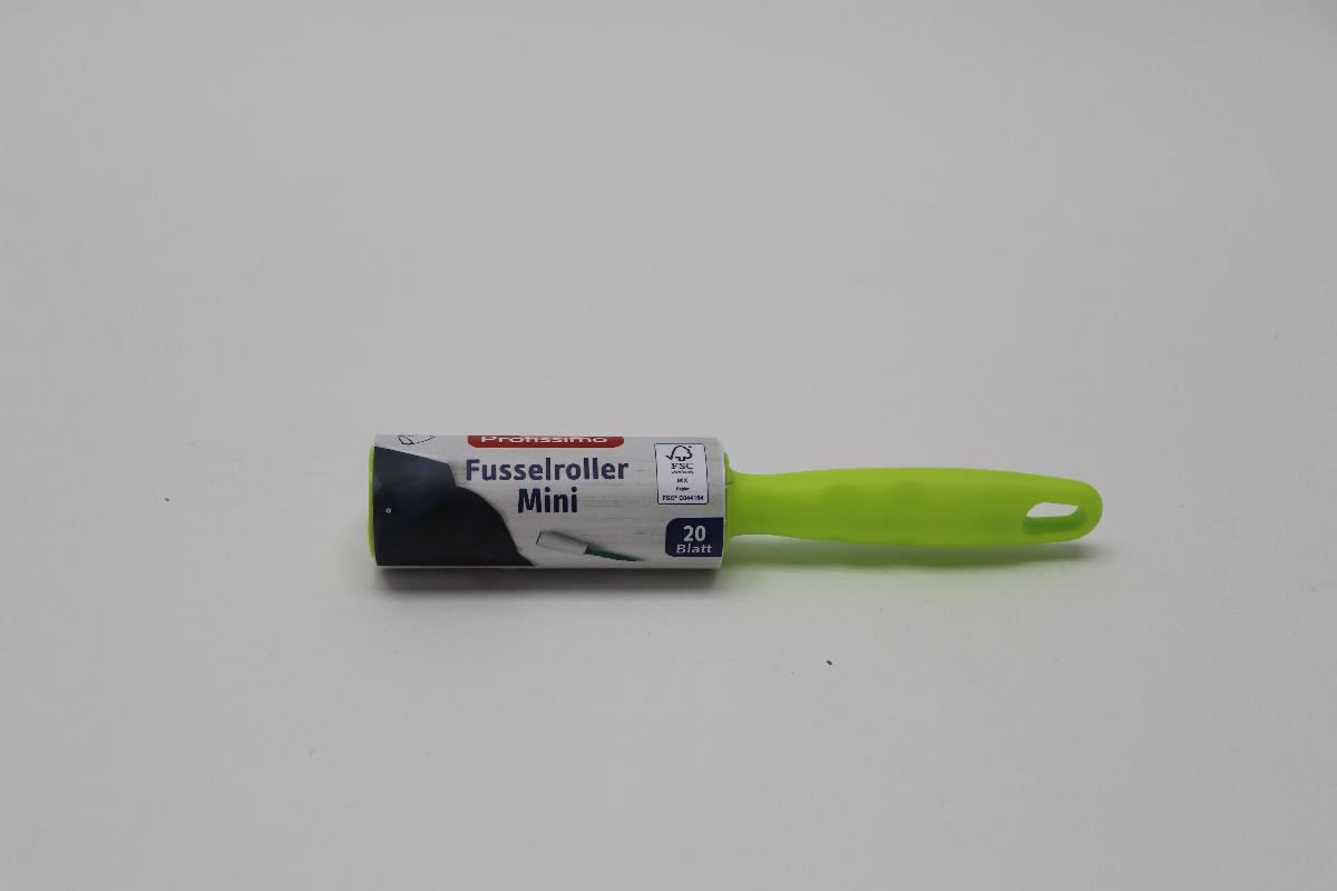 Sog. "Fusselroller mit Griff", im Wesentlichen bestehend aus einem drehbaren Kunststoffstab mit Griffstück und einer auf den Stab aufgesteckten Papprolle. Auf dieser ist Papier angebracht, das auf der Außenseite jeweils mit einer Selbstklebeschicht überzogen ist. Das Papier ist viereckig zugeschnitten und in regelmäßigen Abständen perforiert, um den verbrauchten Abschnitt abtrennen zu können. Die Papprolle mit dem selbstklebenden Papier ist ein auswechselbares Einwegelement und umhüllt von einer Schutzschicht aus Papier (Banderole), die vor der ersten Verwendung entfernt werden muss. 

Der Fusselroller ist zum Entfernen von z. B. Staub, Fusseln, Haaren oder Schuppen von Kleidungsstücken o. Ä. bestimmt und ist Bürsten der Position 9603 am ähnlichsten.

Die Ware ist als "andere als zuvor von der Position 9603 erfasste Bürste, Bürstenware für die Haushaltsreinigung" einzureihen.
