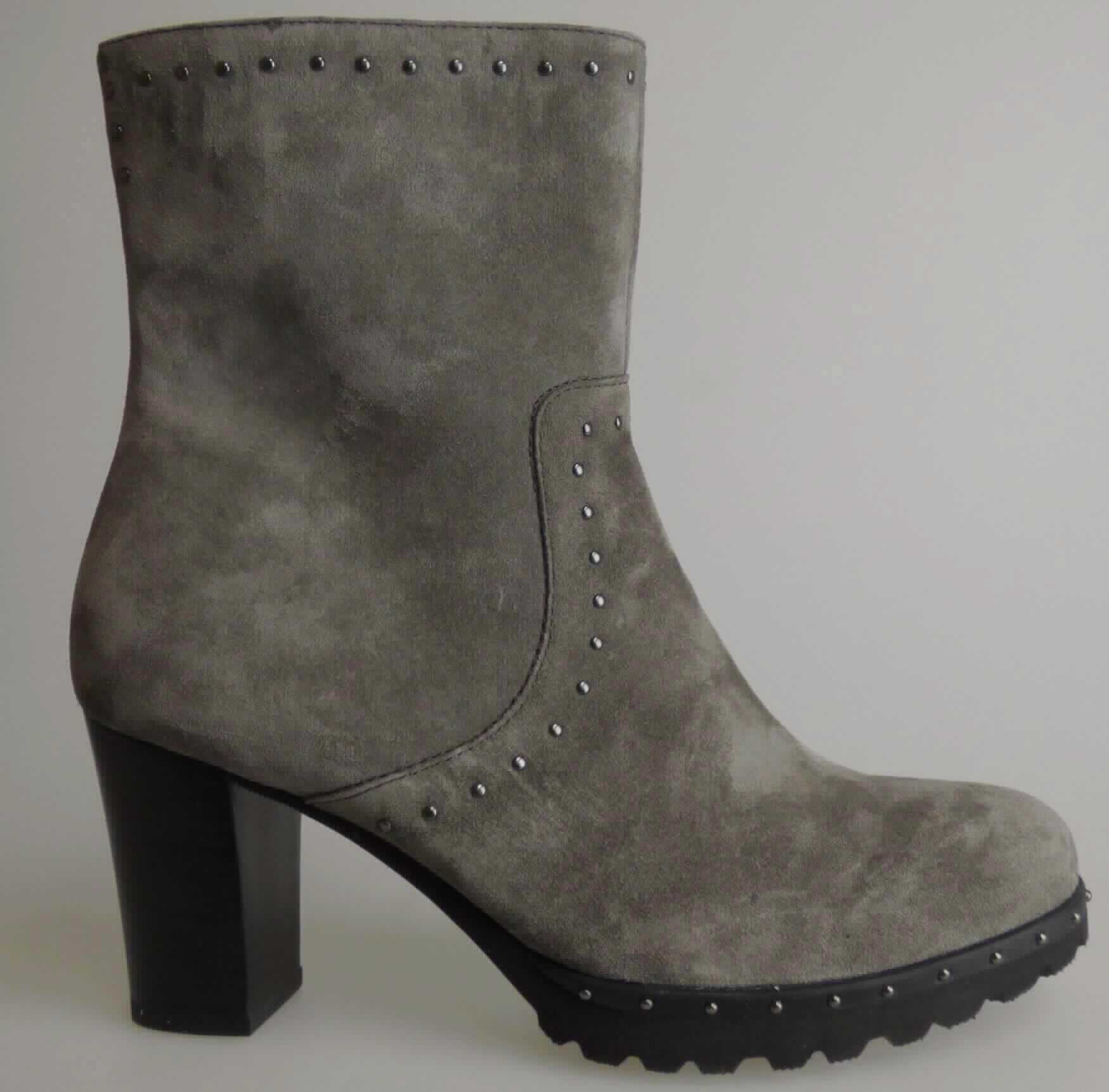 Stiefel (lt. Antrag: "Freizeitschuhe für Damen", Foto siehe Anlage)
- mit Laufsohlen aus Kunststoff/Kautschuk; ohne Hauptsohle aus Holz,
- mit Oberteil aus Leder,
- seitlich mit Reißverschluss,
- mit Zierbesatz,
- ohne Metallschutz in der Vorderkappe, 
- den Knöchel, jedoch nicht die Wade bedeckend,
- lt. Antrag mit einer Länge der Innensohle von weniger als 24 cm.

"Schuhe mit Laufsohlen aus Kunststoff/Kautschuk und Oberteil aus Leder, andere als in den Unterpositionen 
 6403 1200 bis 6403 9105 genannte, den Knöchel, jedoch nicht die Wade bedeckend, mit einer Länge der 
 Innensohle von weniger als 24 cm"