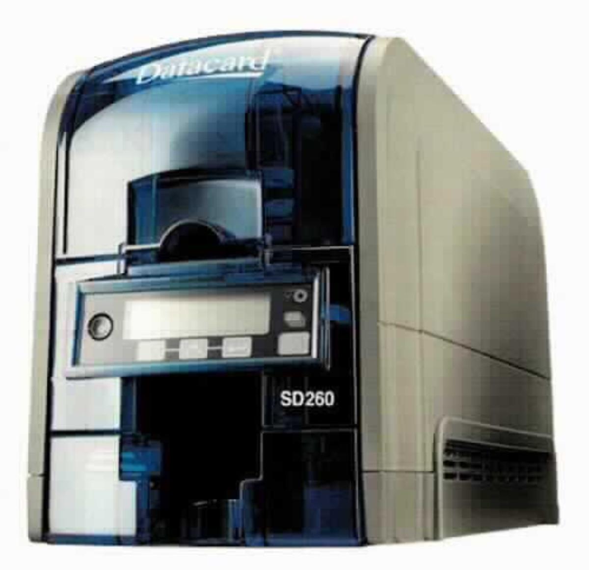 Es handelt sich bei dem sog. "Datacard SD260S Simplex 100 Card Input Hopper Smart Card Enabled - Plastikkartendrucker" (SKU: Y090496, VPN: 535500-011) um ein Gerät zum Bedrucken von Plastik- bzw. Kunststoffkarten mit Text und/oder Bild in einem thermischen Druckverfahren.

Techn. Daten (auszugsweise):
- Geräteabmessung: 44,6 x 17,0 x 22,1 cm 
- Gewicht: ca. 6,4 kg 
- Druckbereich: max. 85,6 x 53,98 mm 
- Druckgeschwindigkeit (Karten/Std.): 830 s/w - 200 farbig je einseitig
- Druckertyp: Thermosublimations- und Thermotransferdruck
- Anschlüsse / Schnittstelle: USB 2.0 bidirektional, Ethernet 10 Base-T / 100-Base-TX,

Das Gerät dient zum Bedrucken von Kunststoffkarten im Kreditkartenformat, ist an eine automatische Datenverarbeitungsmaschine anschließbar und wird zusammen mit nicht charakterbestimmendem Beipack (Treiber-CD, Reinigungsstift, Achse für die Reinigungsrolle, USB-Kabel, Netzteil und optional Netzkabel) geliefert.

Die Ware wird als "Drucker, der an eine automatische Datenverarbeitungsmaschine angeschlossen werden kann, andere Maschine als von den Unterpositionen (KN) 8443 1100 bis 8443 3100 erfasst" eingereiht.

Anlage: 1 Abbildung