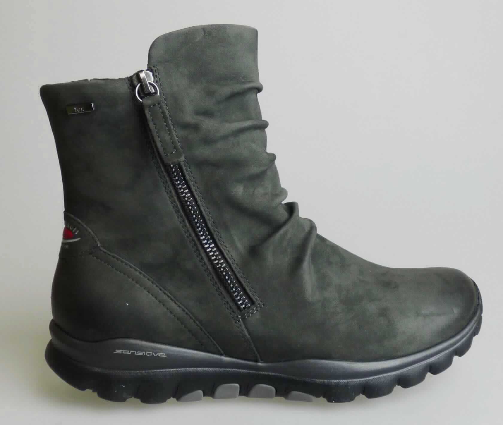 Stiefel (lt. Antrag: "Freizeitschuh für Damen", Foto siehe Anlage)
- mit Laufsohlen aus Kunststoff/Kautschuk; ohne Hauptsohle aus Holz,
- mit Oberteil aus Leder,
- seitlich mit Reißverschluss und Zierreißverschluss,
- ohne Metallschutz in der Vorderkappe, 
- den Knöchel, jedoch nicht die Wade bedeckend,
- lt. Antrag mit einer Länge der Innensohle von weniger als 24 cm.

"Schuhe mit Laufsohlen aus Kunststoff/Kautschuk und Oberteil aus Leder, andere als in den Unterpositionen 
 6403 1200 bis 6403 9105 genannte, den Knöchel, jedoch nicht die Wade bedeckend, mit einer Länge der 
 Innensohle von weniger als 24 cm"