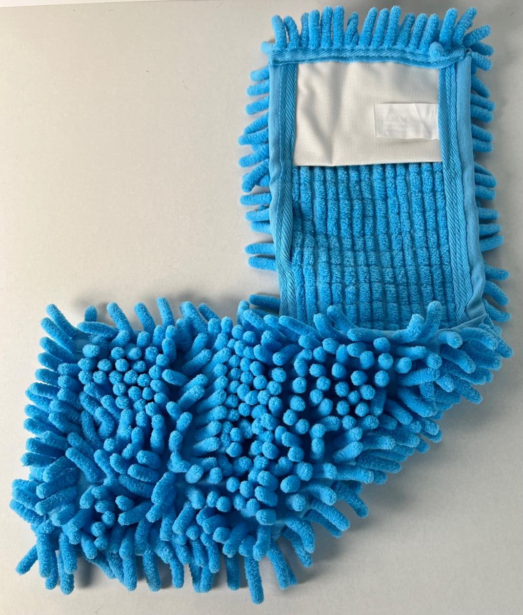 Reinigungstuch, sog. Bodenwischbezug Chenille, Foto siehe Anlage,
- rechteckig, laut Antrag für Spannrahmen in den Abmessungen von 42 cm x 9 cm,
- aus einem getufteten Spinnstofferzeugnis der Position 5802 (Gewebe mit eingearbeiteten Chenille-
  garnen),
- auf der Unterseite sind an den beiden Schmalseiten zwei Zuschnitte aus einseitig (Innenseite) mit
  Kunststoff (keine Zellstruktur erkennbar) überzogenen Geweben der Position 5903 so aufgenäht,
  dass der Bezug in einen Klappmoppwischer eingespannt werden kann,
- alle Flächenerzeugnisse bestehen aus laut Antrag 100 % Polyester (synthetische Chemiefasern),
- durch Zusammennähen konfektioniert,
- ohne Hinweise auf Handarbeit,
- stellt sich als separates Reinigungstuch (ohne Wischkopf-Rahmen oder eine andere Basis) dar, somit
  keine Ware der Position 9603.

"Andere konfektionierte Ware (Reinigungstuch), aus Spinnstoffen, aus einem getufteten Spinnstoff-
 erzeugnis und Geweben, nicht handgearbeitet"