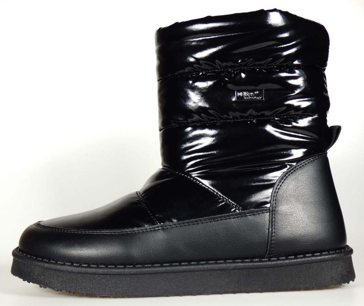 Stiefel, sog. DM-W-JY-W23_JY9231-A03/Thermo Booty/Cortina, Größe 39, Foto siehe Anlage,
- mit Laufsohlen aus laut Antrag Kunststoff,
- mit Oberteil aus Kunststoff (Spinnstoff mit einer mit bloßem Auge wahrnehmbaren Außenschicht
  aus Kunststoff), somit keine Ware der Position 6404,
- auf der Innenseite mit einem Reißverschluss,
- seitlich mit einem Logo verziert,
- durchgehend mit einem Plüschgewirke gefüttert,
- den Knöchel bedeckend,
- ohne Metallschutz in der Vorderkappe,
- im Bereich der Ferse mit einer Anziehhilfe.

"Schuhe, andere als in der Position 6401 genannte, mit Laufsohlen und Oberteil aus Kunststoff,
 andere als in den Unterpositionen (KN) 6402 1210 bis 6402 2000 genannte, den Knöchel
 bedeckend, andere als in der Unterpositionen (KN) 6402 9110 genannte"