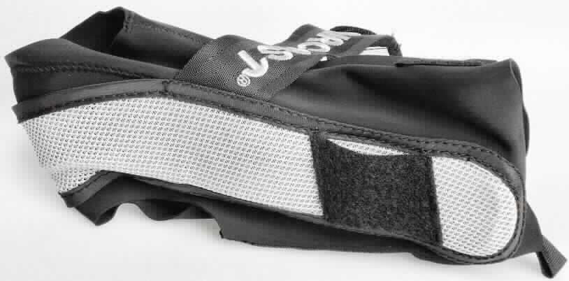Sog. Sprunggelenkorthese, im Wesentlichen bestehend aus einer schuhähnlichen Knöchelstütze aus Spinnstoffen mit einer seitlich von außen in einer Tasche eingearbeiteten, U-förmigen, unter dem Fuß durchlaufenden, ca. 3,5 cm breiten, patientenseitig gepolsterten Kunststoffverstärkung, an der Fußspitze und der Ferse offen. Die Ware wird mittels eines unelastischen, 4 cm breiten Klettverschlussgurtes am Fuß des Patienten befestigt
(siehe Abbildungen in der Anlage). Die Vorrichtung dient dem Stützen und Halten (Stabilisierung) des Sprunggelenks mit Begrenzung von Pro- und Supination bei chronischen Bandinstabilitäten durch eine deutliche Bewegungseinschränkung. Die Ware ist mit einer Anleitung in einem Pappkarton verpackt.

Die Ware wird als "orthopädische Vorrichtung für Menschen" eingereiht.