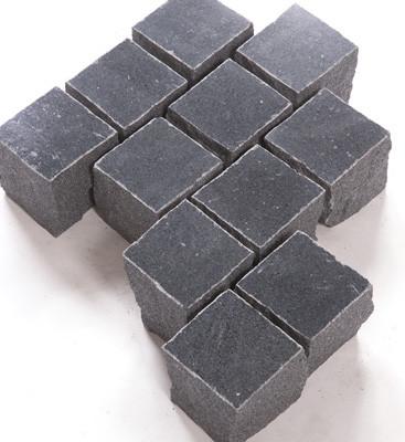 Angaben:
Pflastersteine SANOKU® AMBIENTE, poliert; Bearbeitung: Oberfläche poliert, Seiten gespalten, Unterseite gesägt; Material: Basalt; Farbe: anthrazit-schwarz.

Befund:
Bearbeitete Werksteine und Waren daraus.