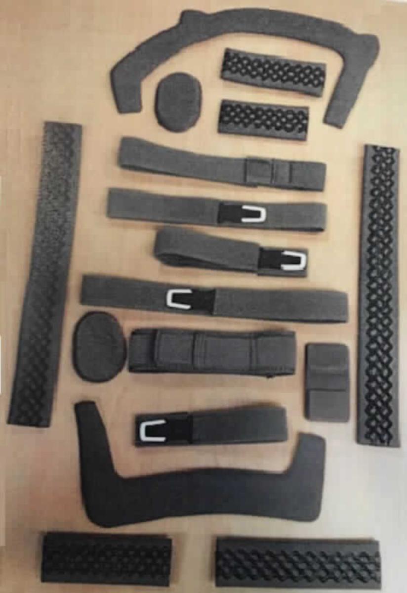 Komplett-Austausch-Set für Hartrahmenknieorthese, sog. Donjoy Kit, in Form einer Warenzusammenstellung in Aufmachung für den Einzelverkauf, als 17teiliges Set aus vorgeformten Polsterungen, die speziell für eine Hartrahmen-Knieorthese hergerichtet sind:
im Wesentlichen bestehend aus 
- zwei erkennbaren Teilen für eine orthopädische Vorrichtung in Form von 
-- zwei winkelähnlichen, speziell zugeschnittenen Polstern (sog. Rahmenpolster) aus Vlies- und Spinnstoffen 
    mit Füllungen aus Schaumkunststoff, 
- fünfzehn konfektionierten Waren aus Spinnstoffgewirken in Form von
-- zwei ovalen, ca. 9,5 x 6,5 cm großen und ca. 10 mm dicken Polstern (sog. Kondylenpolster) aus Vlies- 
   und Spinnstoffen mit Füllungen aus Schaumkunststoff, 
-- einem rechteckigen, ca. 10 x 5,5 cm großen und ca. 8 mm dicken Polster (sog. Schienbeinpolster) 
   aus Vlies- und Spinnstoffen mit einer Füllung aus Schaumkunststoff und einem Streifen Hakenband auf 
   einer Seite,
-- sechs unterschiedlich langen, ca. 5,5 cm breiten und ca. 5 mm dicken Polstern (sog. Gurtpolster) 
   aus Vliesstoffen mit einer Füllung aus Schaumkunststoff, einem Streifen Hakenband auf einer Seite 
   und auf der anderen Seite musterbildend mit Silikon bedruckt, 
-- fünf unterschiedlich langen, ca. 3,8 mm breiten Klettverschlussbändern aus Spinnstoffen mit 
   gummierten Klettlaschen mit Markenlogo, 
-- einem ca. 5 cm breiten Klettverschlussband (sog. Anti-Migration Band) aus Spinnstoffen. 
Den charakterbestimmenden Bestandteil der Warenzusammenstellung bilden aufgrund ihrer speziellen Form sowie ihrer besonderen Gestaltung, die erkennen lässt, wozu das Set dient, die beiden für eine orthopädische Vorrichtung erkennbaren Teile.
Die Ware dient zum Austausch von Polstern / Gurten einer bestimmten Knieorthese (nicht Gegenstand dieser vZTA-Entscheidung) und ist in einem Polybeutel aufgemacht.

Die Warenzusammenstellung ist als "Teil, erkennbar hauptsächlich bestimmt für eine orthopädische Vorrichtung" einzureihen.
