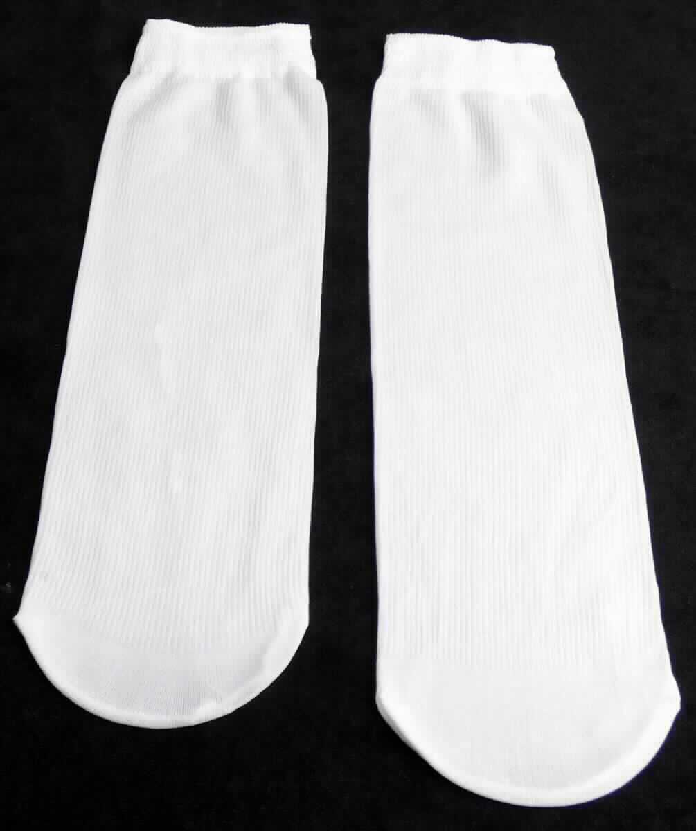 Socken, sog. Einwegsocken Polyester/Spandex, Art. 02406, Foto siehe Anlage,
- in einem Polybeutel verpackt,
- aus ca. 0,7 mm dicken, einfarbigen Gewirken aus laut Antrag 85 % Polyester und 15 % Spandex (beides
  synthetische Chemiefasern),
- schlauchförmig abgepasst gewirkt und an den Fußspitzen durch Zusammennähen konfektioniert; ohne
  ausgearbeitete Ferse, 
- am oberen Rand mit einem gerippt gewirkten Abschluss,
- die Knöchel bedeckend, nicht über die Waden reichend,
- aufgrund der verwendeten Flächenerzeugnisse keine Ware der Position 6217.

"Socken aus Gewirken, aus synthetischen Chemiefasern"
