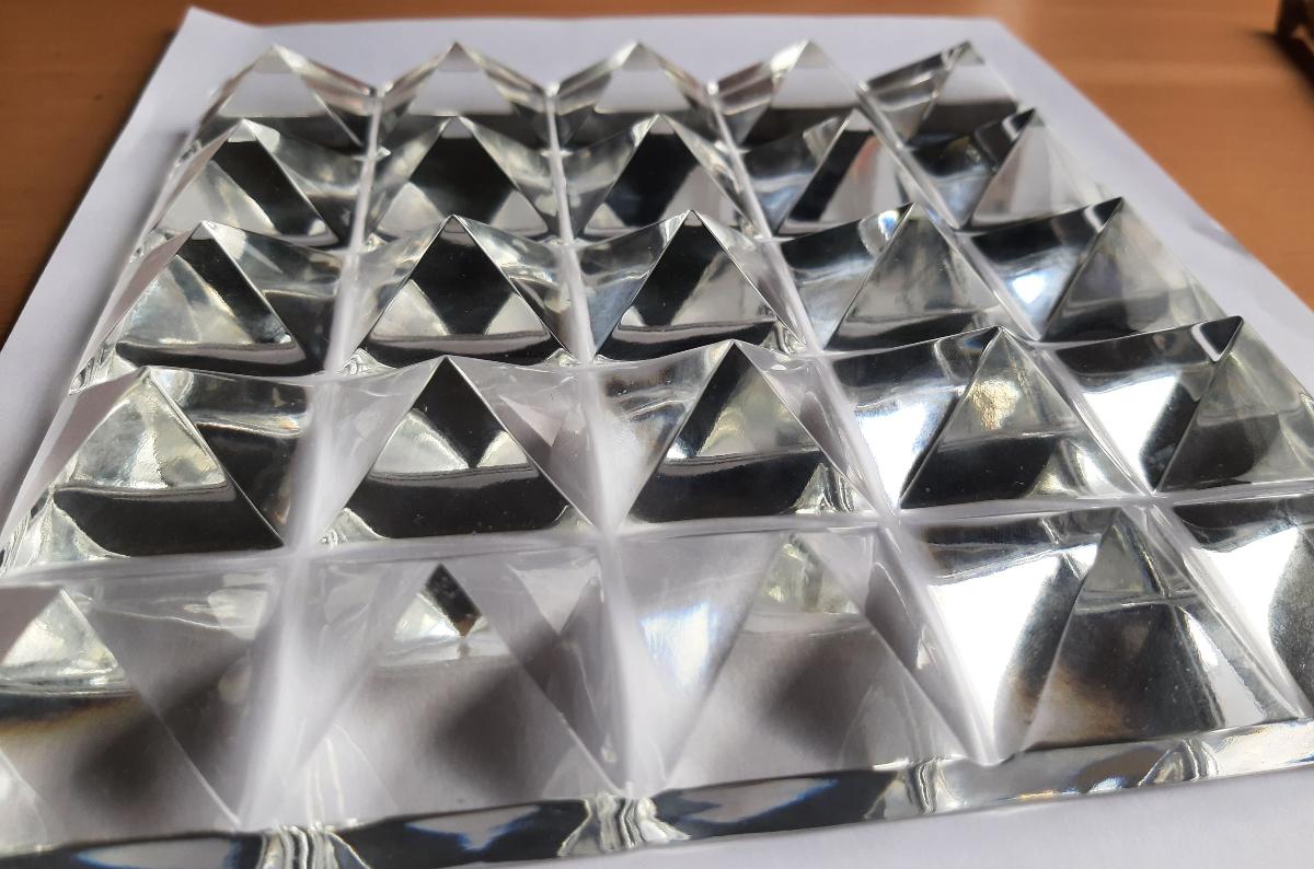 Fliese aus Glas, sog. Glasfliese mit Pyramidenstruktur, Foto siehe Anlage,
ein Warenmuster wurde nicht vorgelegt; die Einreihung erfolgt anhand der Antragsangaben:
- aus klarsichtigem, gepresstem Glas,
- an der Oberfläche mit einer Pentaeder-Struktur (25 "Pyramiden"),
- quadratisch; in den Abmessungen: ca. 17 cm (Kantenlänge) x 2,5 cm (Höhe),
- zur Verwendung zu Bauzwecken (z. B. zur Verkleidung von Wänden oder zur Herstellung
  von Kunstverglasungen).

"Fliese, aus gepresstem Glas, zu Bauzwecken"