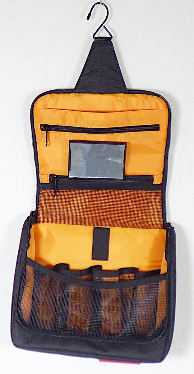 Toilettentasche, sog. toiletbag, Foto siehe Anlage,
- nach den Antragsangaben:
- - mit einer Außenseite aus Spinnstoffen,
- - mit einer Trageschlaufe,
- - mit einem an der Vorderseite dreiseitig umlaufenden Reißverschluss; nach oben aufklappbar,
- - am äußeren Rand des Deckels mit einem Haken aus unedlem Metall als Aufhängevorrichtung,
- - an der Innenseite des Deckels mit einem offenen Einsteckfach, zwei Reißverschlussfächern
    (eines davon netzartig) und einem abnehmbaren Spiegel,
- - gefüttert und gepolstert; innen mit vier offenen, netzartigen Einsteckfächern sowie einer
     angenähten, elastischen Schlaufe ausgestattet,
- - mit den Abmessungen: ca. 23 cm (Breite) x 20 cm (Höhe) x 9 cm (Tiefe),
- - soll der Aufnahme von Toilettenartikeln und Kosmetika dienen,
- ohne Hinweise auf Handarbeit.

"Toilettentasche, mit Außenseite aus Spinnstoffen, nicht handgearbeitet"