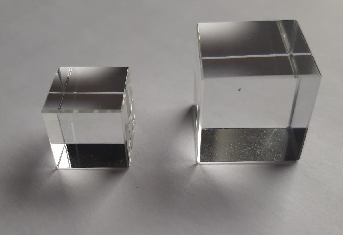 Waren aus Glas, sog. Glaswürfel, Fotos siehe Anlage,
- würfelförmige Glaskörper,
- aus mechanisch gefertigtem, vollständig klarem und transparentem Glas (laut Antrag K9-Glas),
- mit bearbeiteten Kanten (laut Antrag gefast),
- mit polierten Oberflächen,
- in drei Größen, mit Kantenlängen von 15 mm, 20 mm und 25 mm,
- sollen in Glasvitrinen eingeklebt werden und dort die Glasböden tragen,
- u. a. aufgrund der Größe keine Einreihung als Glasware zur Innenausstattung in die Position 7013,
- keine Einreihung als Teile für Glasmöbel in das Kapitel 94, da nicht eindeutig als solche erkennbar.

"Andere Waren aus Glas, andere als in den Unterpositionen 7020 0005 bis 7020 0008 genannte,
 aus anderem Glas als das in den Unterpositionen 7020 0010 und 7020 0030 genannte"