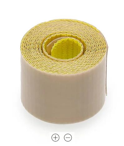 Angaben des Antragstellers:
Bei der Ware handelt es sich den Angaben nach um ein Teflonband für Nähmaschinenfüße, das einseitig mit einem Acrylatklebstoff versehen ist. Das Erzeugnis ist mit einer Schutzfolie versehen und wird auf Rollen mit einer Breite von 25 mm gehandelt.

Befund:
Andere Bänder, selbstklebend, aus Kunststoffen, in Rollen mit einer Breite von 20 cm oder weniger.