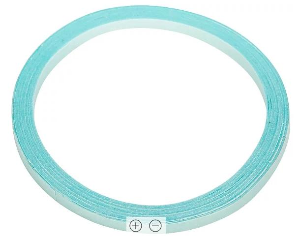 Angaben des Antragstellers:
Blau-transparentes, doppelseitig selbstklebendes Vlies (Breite: 6 mm, Länge: 10 m), welches bei Näharbeiten zum Fixieren zu vernähender Teile bzw. von Säumen verwendet wird. Das Band löst sich nach dem Waschen rückstandslos auf.

(Aufdruck auszugsweise: "Stoffklebeband, wasserlöslich water-soluble adhesive").

Befund:
Es handelt sich um ein zur Verwendung als Klebstoff geeignetes Erzeugnis in Aufmachung für den Einzelverkauf mit einem Gewicht des Inhalts von weniger als 1 kg.
